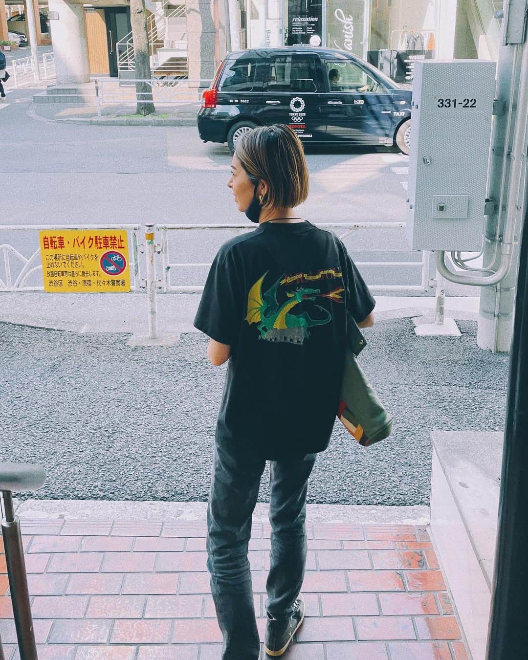 花楓のインスタグラム：「配達完了🚘  また地味なLIVEやりますね🥺  ありがとうございました🙏🏻  #春超えて夏⛱」