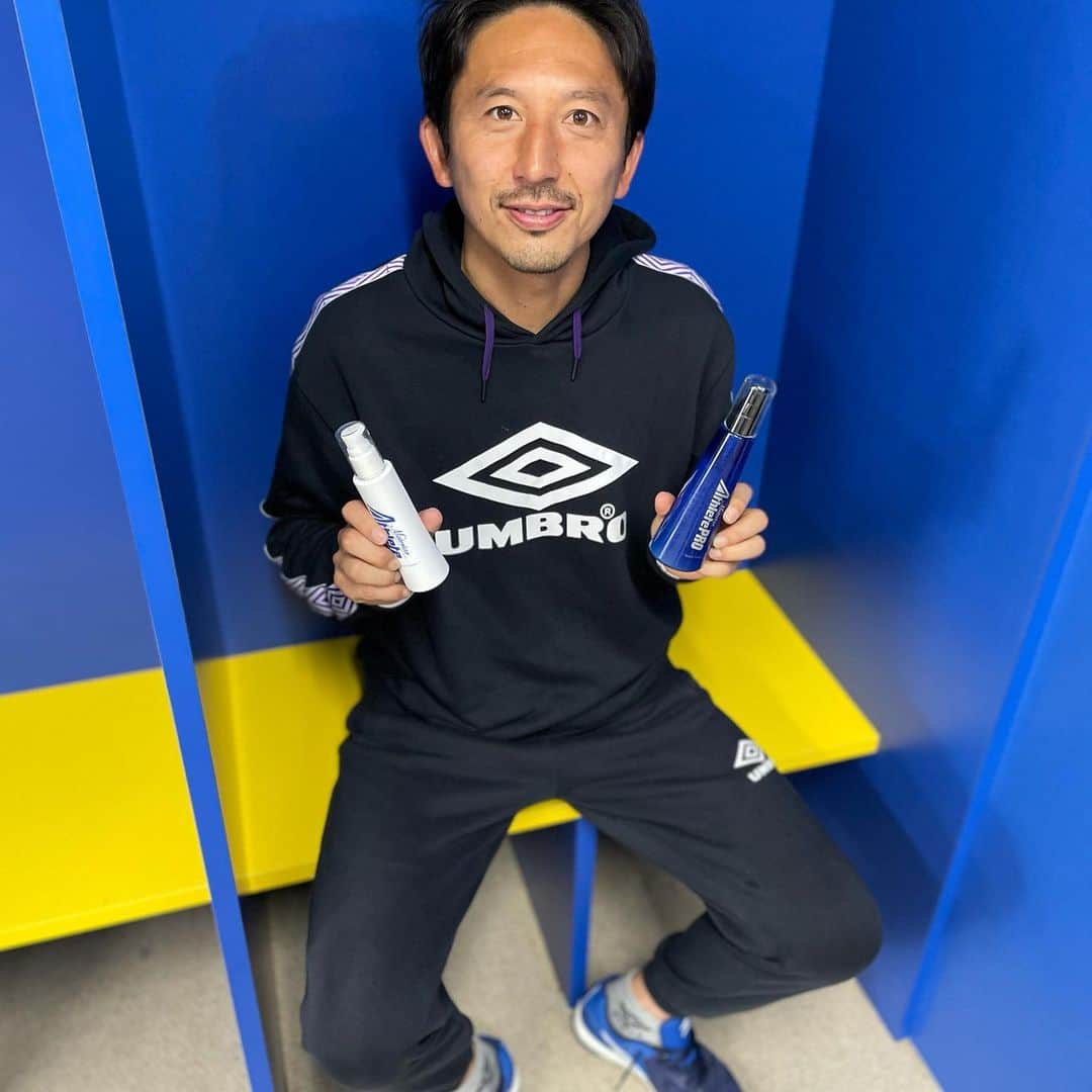 橋本英郎のインスタグラム：「【今年もお世話になります】no.3 マテリアアスリート（白）とマテリアアスリートプロ（青）。  ボディクリームのように使って気になる部位に塗ってます、  筋肉コンディションを整えてくれています。  今年もケガをしないカラダ作りに一役かってもらいます！  #マテリアアスリート  #マテリアアスリートプロ  #橋本英郎  #fc今治  #ボディケア  #スポーツローション」