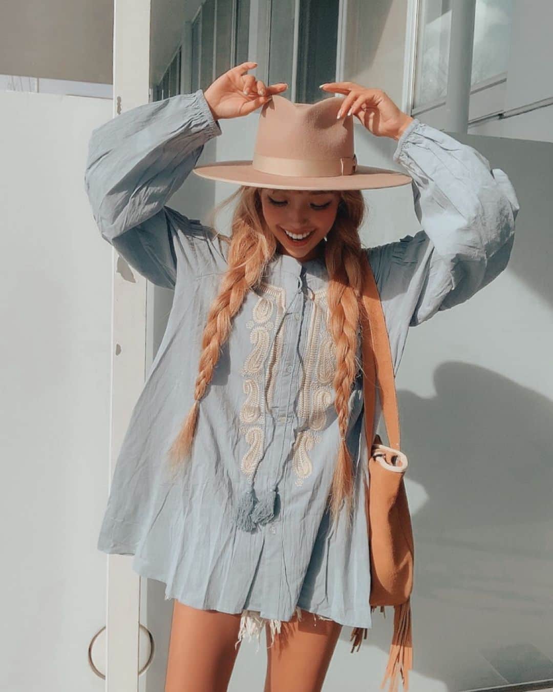のインスタグラム：「𝘚𝘶𝘯𝘥𝘢𝘺 🌴🌊  久々のヨガで体がスッキリと🔥 整って潤ってHappy〜🧘🏽‍♀️☀💕  ootd/ 153cmの私はワンピースとしても着てる このBohoチュニック🌼🤎 ダスティブルーがめちゃめちゃ可愛い🌈🙌🏽🥰 @sandlessmoon   春の新作も可愛くて色々オーダーしたよ！楽しみ💓✍🏽  #ootd#fashion#boho #bohogirl#bohemian#mood」