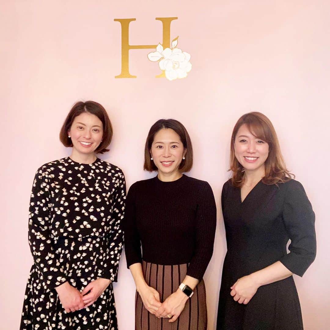 中川真依のインスタグラム：「. 金沢の素敵なお姉様方🥺💕 金沢でシークレットサロンを運営されている @tomoe_710 さんと Office SCHNEIDER代表取締役の @sieglindetejima さん♡ 同じ番組に出演していながらもシークリンデさんと直接お会いするのは初めてでした😍❤️ 私の目指す「美しくてカッコイイ女性」そのもののお2人🥺✨ とても興味深いお話を聞かせて頂きました♡ . そして最近、私も愛用している @la_beaute.h の陶肌ファンデーションは ＊ドイツ製スピキュール9000本 ＊植物幹細胞配合 ＊SPF50+++ ＊皮脂コントロール剤配合  しっかり艶もあってヨレにくいので、本当にオススメです😍 . 全く違うキャリアの方々との関わりはとても新鮮で刺激的‼️✨✨ また金沢へ帰ったら会いましょうね〜😽✨ #金沢 #美しい女性 #キャリアウーマン #異業種交流  #陶肌ファンデーション  #オススメコスメ」