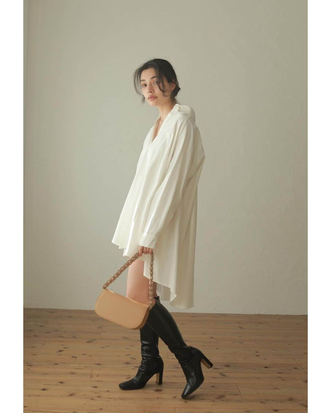 ACYMさんのインスタグラム写真 - (ACYMInstagram)「#restock ✔︎Back long volumy シャツ (WHT,BLK) . #発売中 ✔︎Braid shoulder BAG (IVO,BEG) . ✔︎Betty long ブーツ (BRN,BLK) . .  画像をTAPして詳細をCHECK✈︎ . #ACYM #ootd #outfit #coordinate #instagood #instalike #2021SS #fashion #japan #tokyo #バッグ #ショルダーバッグ #シャツ #白シャツ」2月21日 11時53分 - acym_official