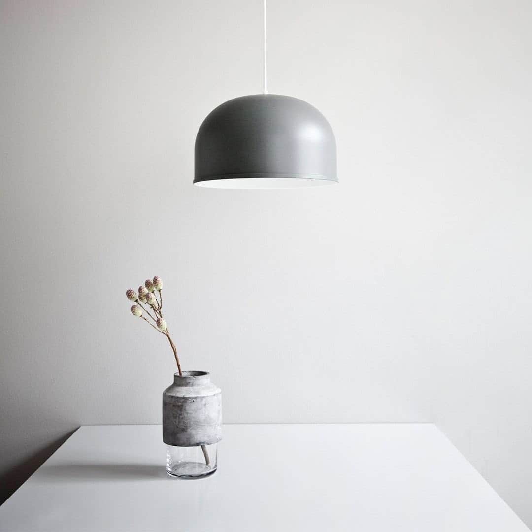 STRIPE DEPARTMENTのインスタグラム：「Buyer’s recommend  【花瓶】  日差しが暖かくなってきた今日この頃。 お部屋に花を飾って、春を迎える準備をしてみませんか？ 簡単に活けて絵になるデザインのフラワーベースを取り揃えました。 インテリアを明るく演出してくれます。  ストデパlivingバイヤーがおすすめする 【花瓶】10選は 🔗 今日のストーリーズ、またはハイライトからご覧いただけます。  /////////////////////////////////////////////////////////////////////////////////////////////// 必ずもらえる！＋ POINT CAMPAIGN  ニュースレター、お気に入りなどの登録で 最大1,100円相当のポイントをプレゼント🎁 ポイントを獲得してストデパでのお買い物をもっとお得に♪  プロフィールURLからご覧いただけます。 🔗 @stripedepartment 👈tap ///////////////////////////////////////////////////////////////////////////////////////////////」
