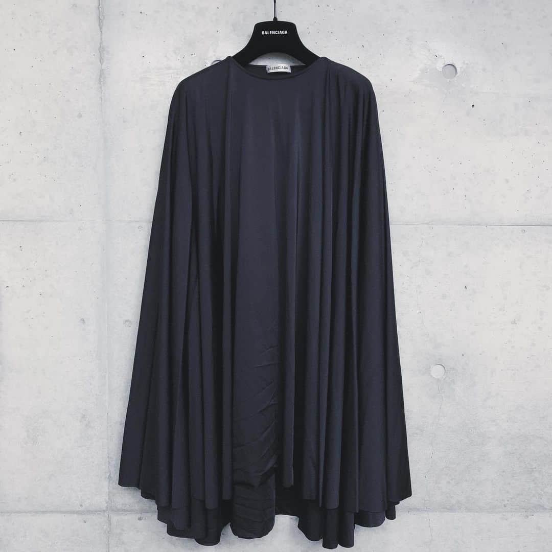岸本佳子さんのインスタグラム写真 - (岸本佳子Instagram)「MY standard ☞ #FASHION  『BALENCIAGA』のリトルブラックドレス  購入して、クローゼットに眠ってたドレス。さっき着ようとしたらキツくて入らず...😂（ケープの下はピタピタのボディコン）自粛太りって存在するんですね...仕方なく物撮りw  #balenciaga #dress #blackdress #style #stylist #fashion #Wardrobe #essentials #editorspick」2月21日 12時05分 - yoshico_kishimoto
