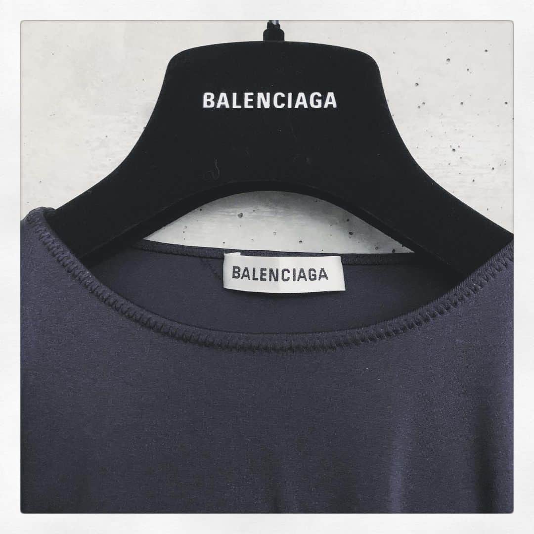 岸本佳子さんのインスタグラム写真 - (岸本佳子Instagram)「MY standard ☞ #FASHION  『BALENCIAGA』のリトルブラックドレス  購入して、クローゼットに眠ってたドレス。さっき着ようとしたらキツくて入らず...😂（ケープの下はピタピタのボディコン）自粛太りって存在するんですね...仕方なく物撮りw  #balenciaga #dress #blackdress #style #stylist #fashion #Wardrobe #essentials #editorspick」2月21日 12時05分 - yoshico_kishimoto