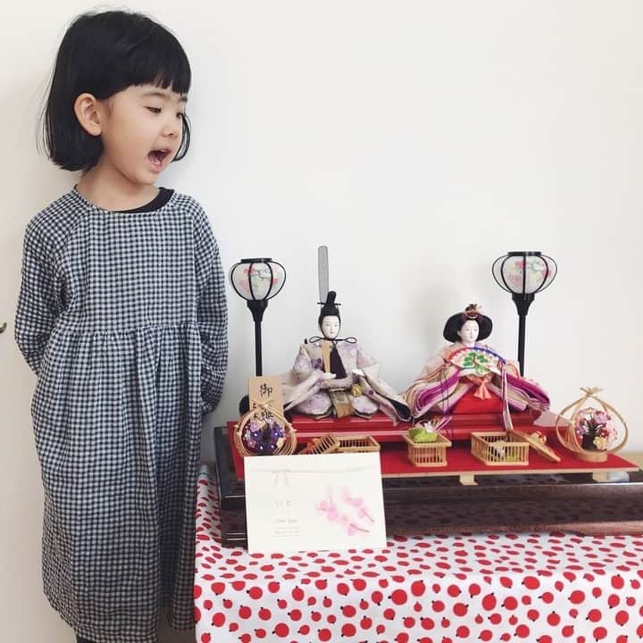 ムクリ［mukuri］さんのインスタグラム写真 - (ムクリ［mukuri］Instagram)「「思い出や記憶に残る時間」を親子で過ごすために〜ひなまつりを楽しむ〜  もうすぐ3月3日のひなまつりです。 雛人形を飾ったりと準備をする様子も伺えます。  こどもの健やかな成長を願ってお祝いし 家族で過ごす時間を大切にしたい気持ち、 いつになっても変わりません。  こんな時だからこそ お子さんと一緒に楽しみたいですよね。  お祝いのごはんも紹介いただいてますので、 ぜひご覧ください＾＾  ▶︎ご紹介した読み物 https://mukuri.themedia.jp/posts/7775725 「あの人の暮らしが素敵な理由」コーナーよりご覧いただけます。  #ひま祭り #お雛様 #ひなまつり #ひな人形 #ひなまつりごはん #北欧インテリア #ナチュラルインテリア #インテリア #interior #シンプルインテリア #暮らしを楽しむ #丁寧な暮らし #シンプルな暮らし #マイホーム #注文住宅 #マンションインテリア #賃貸インテリア  #子供のいる暮らし #こどもと暮らす #無印良品 #暮らし #日々の暮らし #すっきり暮らす #くらしの編集 #ムクリ」2月21日 12時05分 - mukuri_official