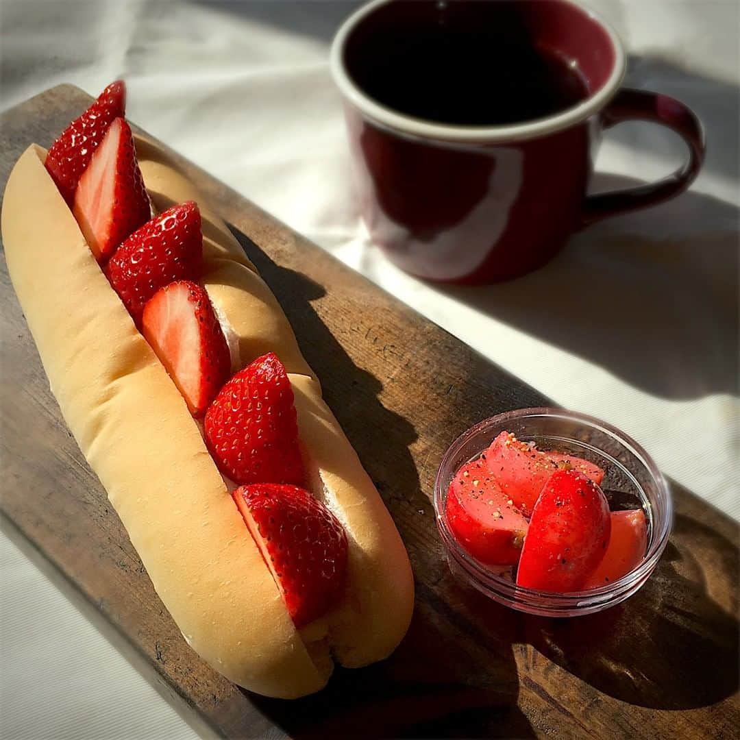 SnapDishさんのインスタグラム写真 - (SnapDishInstagram)「べべべさんのDish！！【贅沢いちごサンドの朝食🍓🥖】 @SnapDish！【♪いちご祭り2021♪】始まりました☆ . この季節がやってきた！甘い香りで真っ赤な色のかわいいあの子♡ . ますます大好きになっちゃうアイディアが一杯です♪ . SD【♪いちご祭り2021♪】ぜひ楽しんでご覧ください。 . 本日のpickup投稿を詳しく見るにははこちら↓ https://snapdish.co/d/rCrava #SnapDish #スナップディッシュ #おうちごはん #フォトジェニックトレンド #料理好きな人と繋がりたい #器好き #料理 #手料理 #レシピ #デザート #スイーツ #おやつ #お菓子 #手作りスイーツ部  #究極のいちご #いちごサンド #いちご料理 #cooking #homemade #sweets #food」2月21日 12時00分 - snapdish