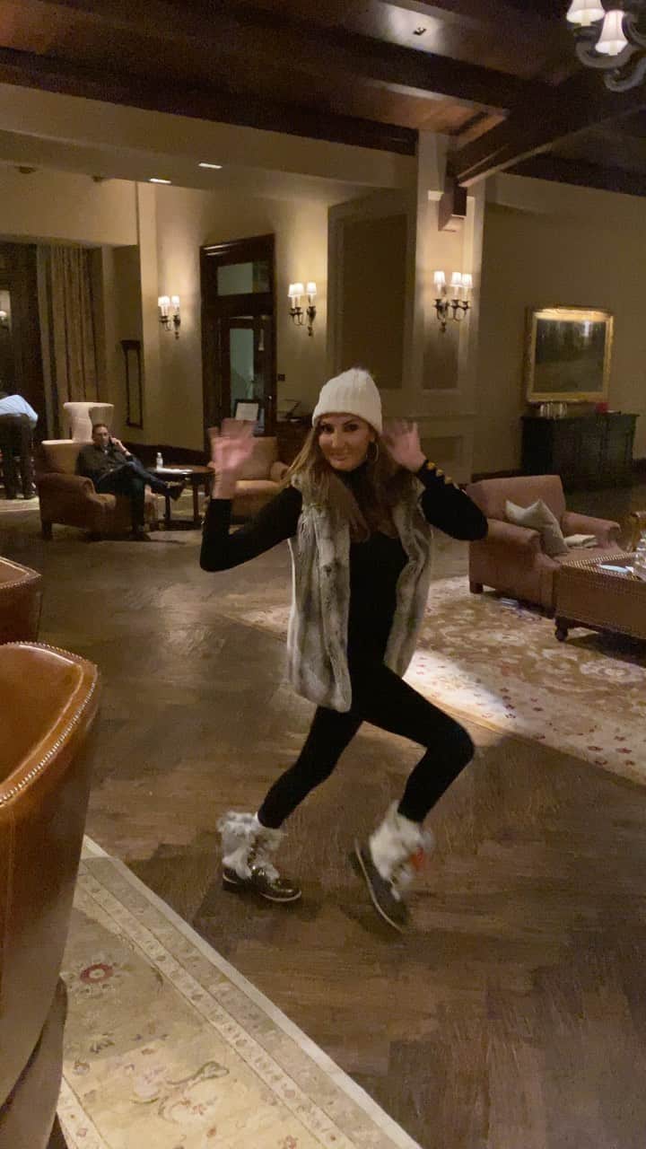 ヘザー・マクドナルドのインスタグラム：「I danced my ass off to embarrass my sons and give you some joy! #juicyscoop @montagedeervalley」