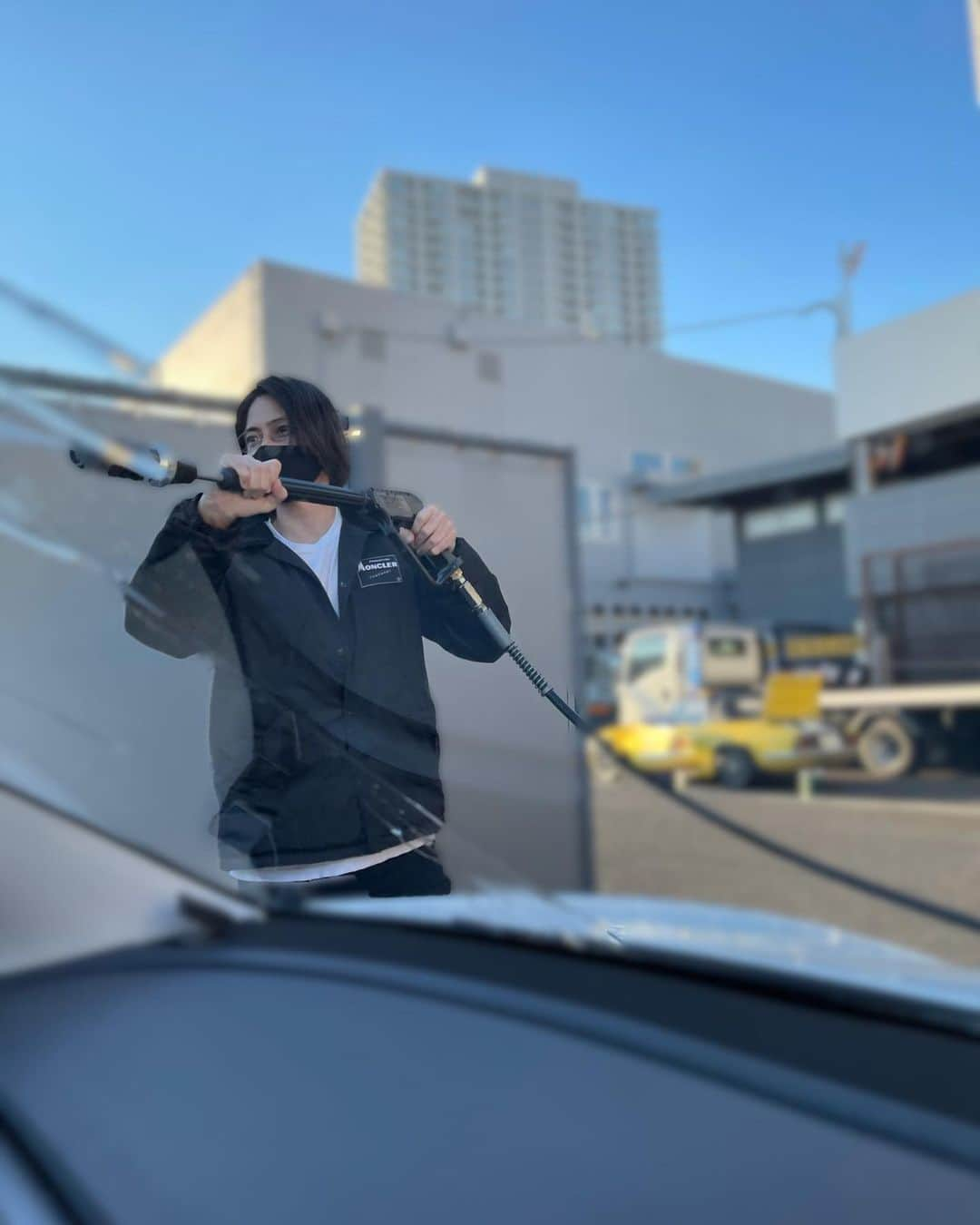 山下智久さんのインスタグラム写真 - (山下智久Instagram)「少し前にセルフで車をピカピカにしてきました。気持ちよかった! Having a good time at the car wash!   #車 #洗車」2月21日 12時01分 - tomo.y9