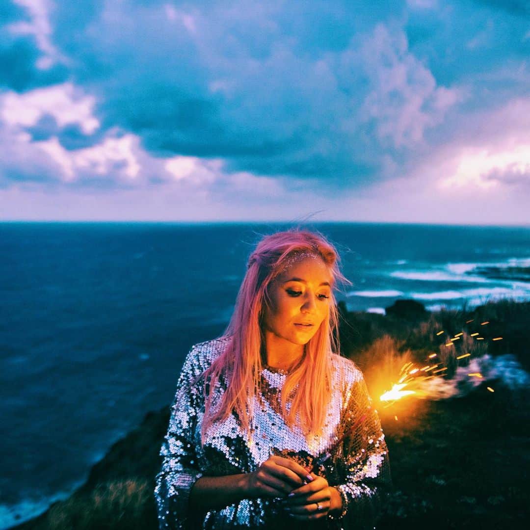 アリッサ ウーテンのインスタグラム：「Missing my pink hair a lot right about now 💕 PC @lovekimiko」
