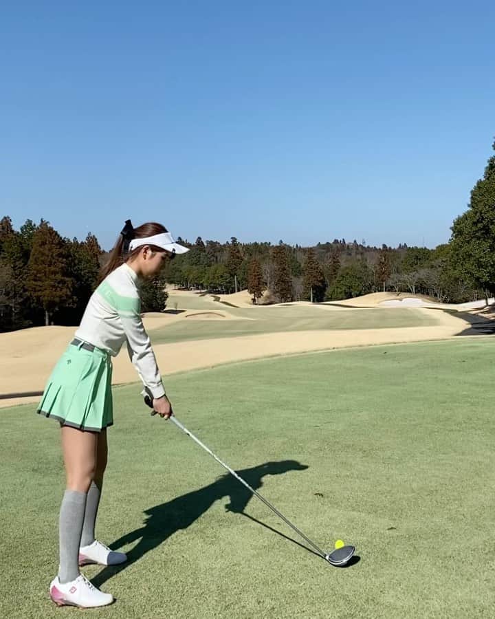 のインスタグラム：「. ドライバー集🏌️‍♀️☀️ . やはり左足がぷかぷかするのが気になるな〜🤔 浮かないように気をつけようって思うと、そこに集中しちゃって全然振れなくなるし🤔 難しい〜〜🤣 . でも変なとこに飛んでったりはしなくなったから、それは安心☺️🤍 . もっと飛ばせるようになりた〜い😆✨ . #ゴルフ女子#ゴルフ初心者#ゴルフ#ゴルフスイング#スイング動画#ドライバーショット#ゴルフウェア#ゴルフコーデ#女子ゴルフ#ゴルフスイング動画 #デサントゴルフ#descentegolf#golf#golfswing#golfstagram#golfgirl」