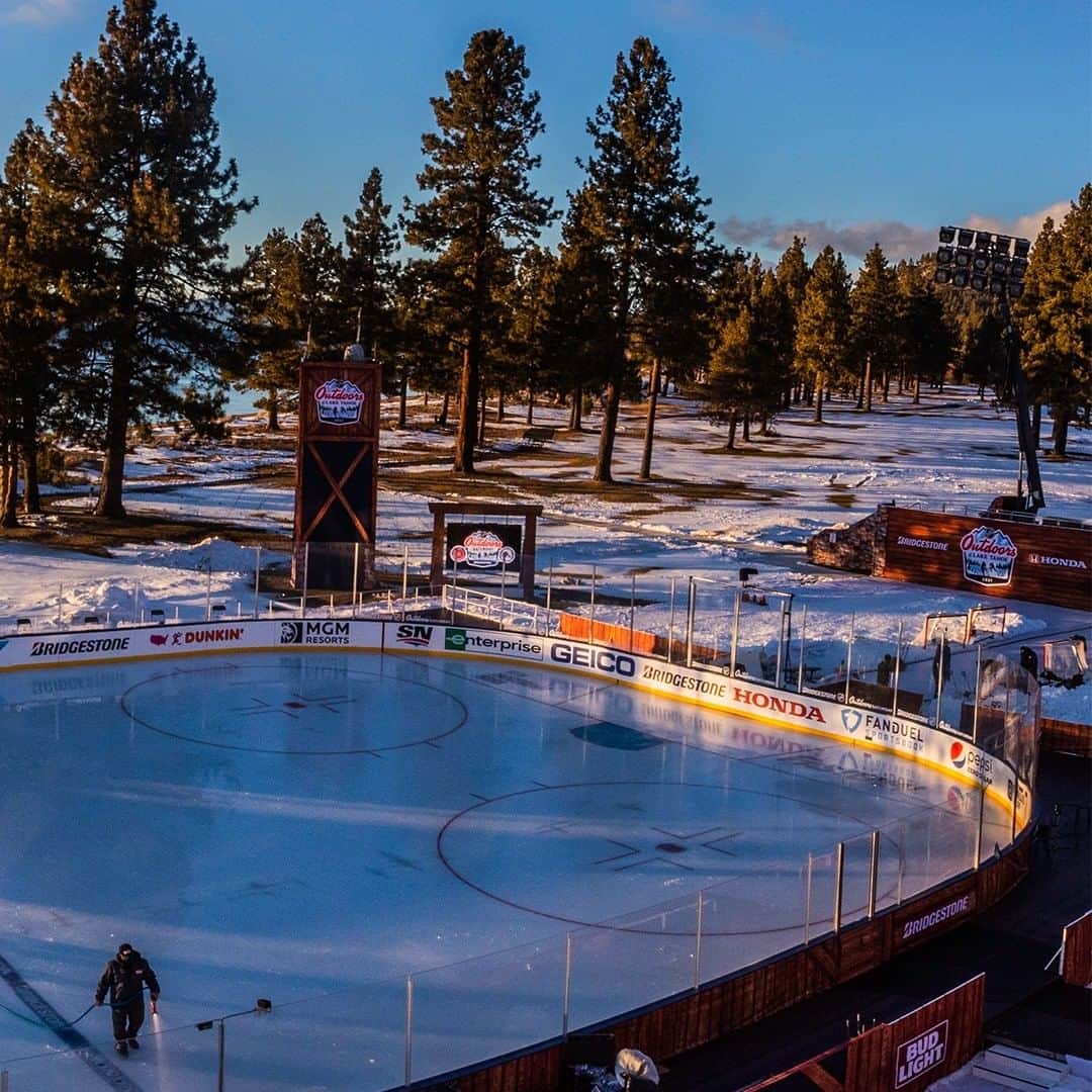 NHLさんのインスタグラム写真 - (NHLInstagram)「It's almost time for #NHLOutdoorsAfterDark... 🌄  @vegasgoldenknights vs. @coloradoavalanche at MIDNIGHT on @nhlonnbcsports and @sportsnet.」2月21日 12時15分 - nhl