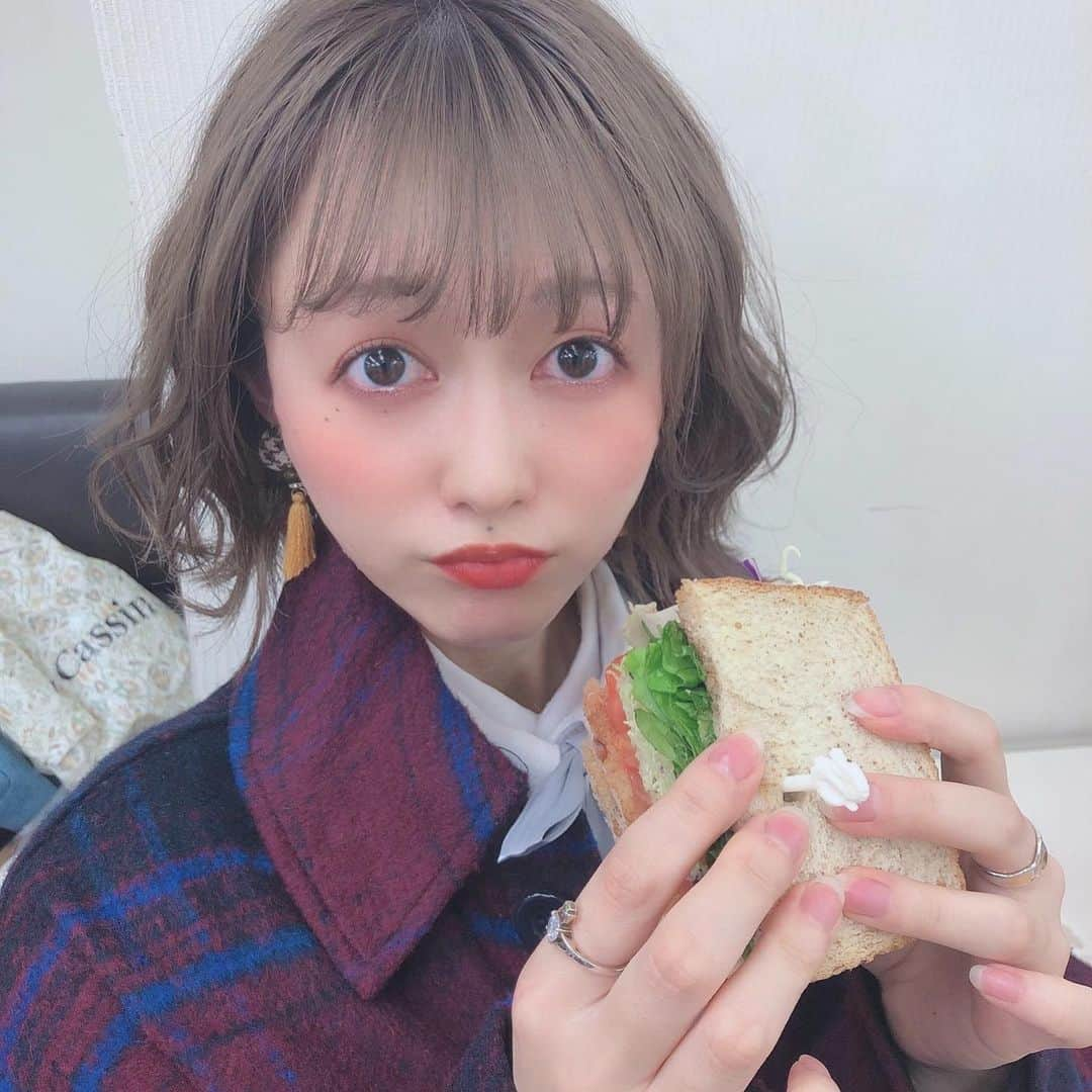 三浦菜々子さんのインスタグラム写真 - (三浦菜々子Instagram)「昨日ケータリングでいただいたおしゃんなサンドイッチ！！🥪  ボリューミーで野菜たっぷり☺︎  なな昔からハンバーガーとかサンドイッチとか間に挟まってる系のもの上手に食べれなくて 中学生の頃親友から"将来好きな人とデートする時ハンバーガー屋さんとか入っちゃダメだよ！"って言われたので みんな、ハンバーガー屋さん以外でお願いします☺️」2月21日 12時09分 - miura_nanako