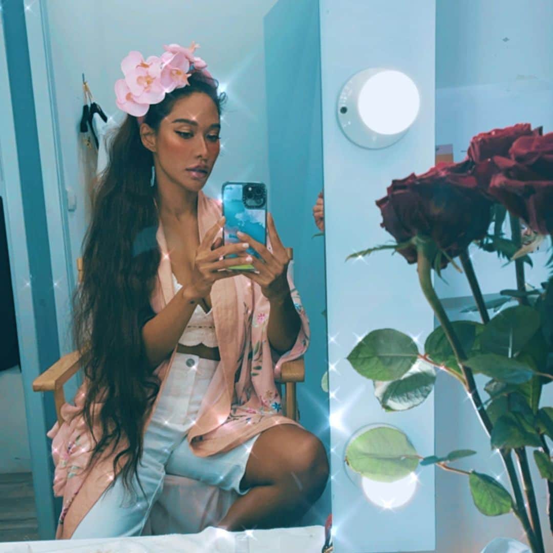 Laila Boonyasakのインスタグラム：「กลับมาเจอกันแต่งหน้าทำผมน้องปังทุกรอบ🌺🌛🌻🌞@lovemelondon  @james_hairstylist」