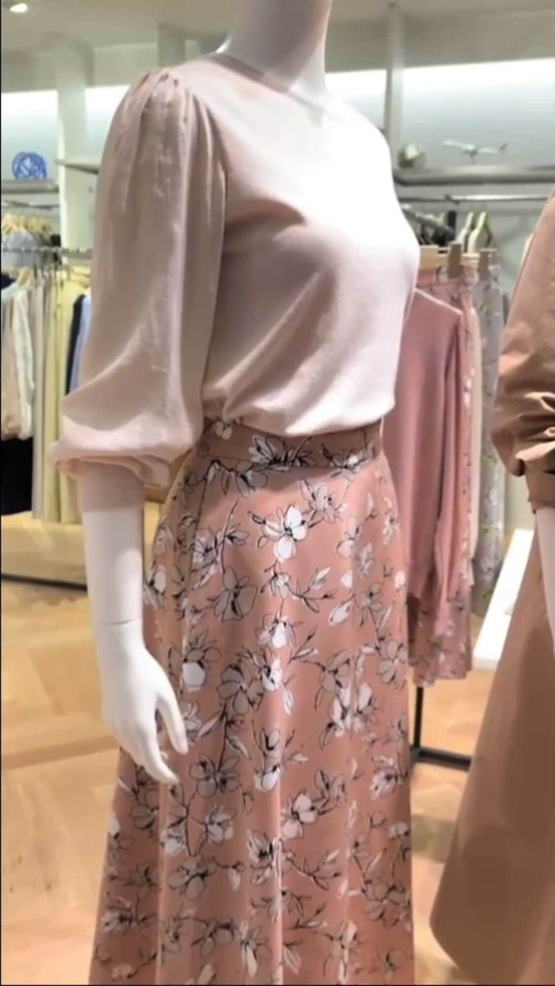 NATURAL BEAUTY BASICのインスタグラム：「NATURAL BEAUTY BASICから春の新作入荷のお知らせです🧡  くすみピンクで愛されコーデも叶います♪オフィスでも、テレワークでも。レディライクなキレイめスタイルをご提案します。  #ナチュラルビューティーベーシック #NATURALBEAUTYBASIC #略してNBBです #NBB #ルミネ池袋NBB #春の新作入荷 #レディライク」