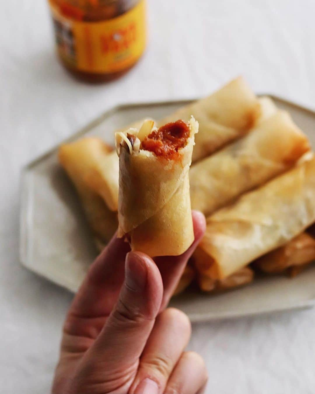 樋口正樹さんのインスタグラム写真 - (樋口正樹Instagram)「Springrolls . 今日のお昼は春巻き。 具材は豚肉と椎茸と タケノコとモヤシと うずらの卵も入れて🤗 . 味付けは下味程度で 醤油と胡椒と生姜と 砂糖と紹興酒を少々。 揚げたてあつあつに ラブパクがおいしい👍 . 今年になってさらに ラブパクを使ってる 料理の投稿が増えて とっても嬉しいです😊 . ラブパクさん相当に 儲かってるのかな〜🤔 @lovepakcheesauce . . . #春巻き #春巻き大好き #揚げ物 #おかず #お惣菜 #おつまみ #簡単おつまみ #ラブパク #ラブパク食堂 #ラブパクチーソース #飽きない美味しさ #エスニック #万能調味料 #相性抜群 #絶対美味しいやつ #lovepaku #lovepakcheesauce #harumaki #springroll #springrolls」2月21日 12時12分 - higuccini