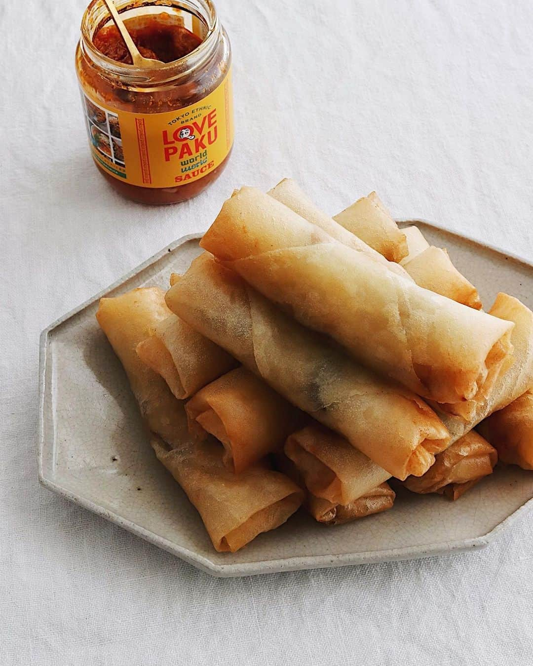 樋口正樹さんのインスタグラム写真 - (樋口正樹Instagram)「Springrolls . 今日のお昼は春巻き。 具材は豚肉と椎茸と タケノコとモヤシと うずらの卵も入れて🤗 . 味付けは下味程度で 醤油と胡椒と生姜と 砂糖と紹興酒を少々。 揚げたてあつあつに ラブパクがおいしい👍 . 今年になってさらに ラブパクを使ってる 料理の投稿が増えて とっても嬉しいです😊 . ラブパクさん相当に 儲かってるのかな〜🤔 @lovepakcheesauce . . . #春巻き #春巻き大好き #揚げ物 #おかず #お惣菜 #おつまみ #簡単おつまみ #ラブパク #ラブパク食堂 #ラブパクチーソース #飽きない美味しさ #エスニック #万能調味料 #相性抜群 #絶対美味しいやつ #lovepaku #lovepakcheesauce #harumaki #springroll #springrolls」2月21日 12時12分 - higuccini