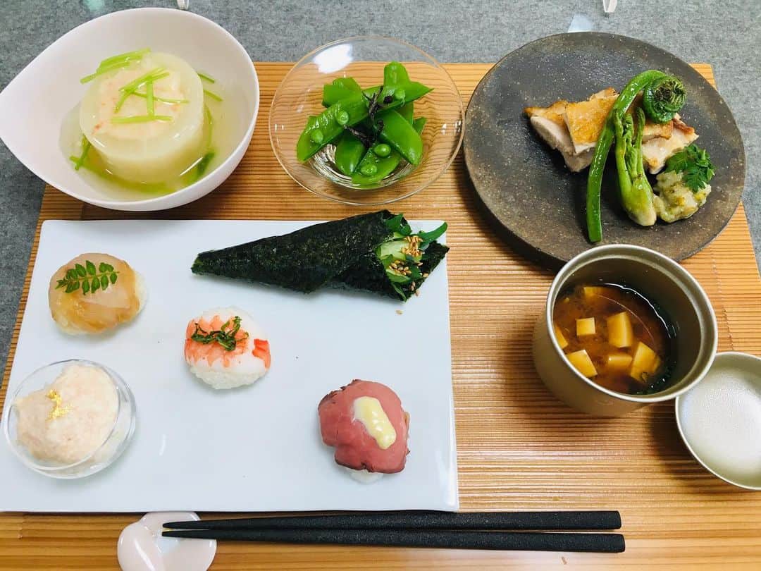 小橋めぐみのインスタグラム：「お料理教室🍴 春の和食🌸 🌸お浸し 〈スナップエンドウのお浸し〉 🌸焼物 〈鶏肉の塩焼き　蕗味噌春仕立て〉 🌸煮物 〈大根の海老射込み〉 🌸ご飯 〈お楽しみの一口寿司〉 《海老手鞠》 《鯛手鞠》 《ローストビーフ手鞠》 《一口たらことろろ》 《梅きゅう手巻》 🌸止め椀 〈卵豆腐と葱の味噌椀〉 蕗味噌が美味でした😋 鶏肉とも合う！ 今日は、お雛様も出したので、ひな祭りでこのお料理を作りたいです🎎」