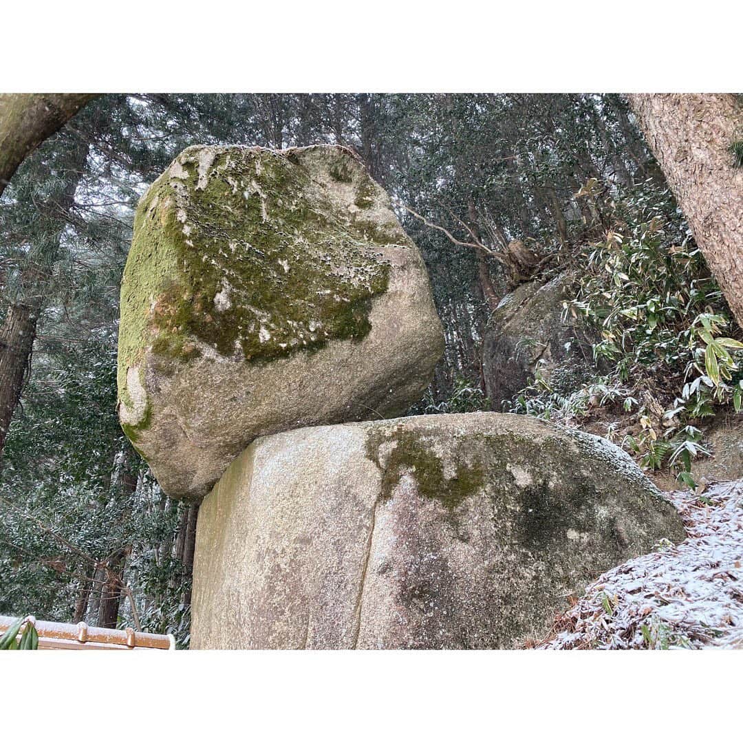 稲葉七海のインスタグラム：「先週、広島廿日市にある帯掛明神と重なり岩に行ってきました〜⛩🪨 ・ なんで落ちないんだろ🤔 絶妙なバランスすごすぎる😂 ・ この日は雪も降って氷点下❄️ 今は静岡に帰ってきてますが、今日地元は20度☀️ めっちゃゴルフ日和⛳️🏌️‍♀️ ・ ・ ・ #帯掛明神#重なり岩  #広島#廿日市#雪」