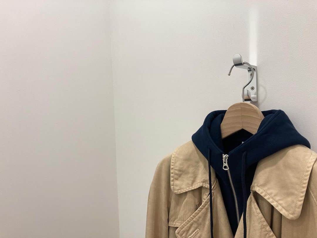 のインスタグラム：「. スプリングコートと #LW290ハイジップフーディ 。  現在、ループウィラーでは様々なタイプのフーディを展開しておりますが、その中でも王道の定番ジップフーディ #LW09 と双璧をなすアイテムがこちらの #LW290 #ハイジップフーディ 。  1枚での着用はもちろんのこと画像のようにアウターと合わせても良し。 その理由の1つに「しっかりと立つフード」があります。 しかも、ただ立つだけではなく柔らかく首元を包み込み自然なカタチで綺麗に見えるところが多くの支持を集めるポイントです。  特にこれからの時期はコートだけでなく薄手のベストやカバーオール、ジャケットなどと合わせてコーディネートを楽しんで頂ければと思います。  ※ いつものグレーメラジも良いですが、このようにマリンも汎用性が高いのでオススメです。  Please enjoy the coordination with LW Hoody in this spring.  店舗では新型コロナウイルス感染拡大を防ぐため、スタッフはマスク着用にて接客の間合をとってご対応させていただきます。 店内におきましては次亜塩素酸空間除菌脱臭機を設置して消毒等十分店内環境を整えられるよう努めております。 . ご来店頂くお客様へのお願いと致しましては、マスクの着用をお願い申し上げます。 .  #loopwheeler #lwosaka #ループウィラー #吊り編み #tsuriami #吊り編み機 #日本製#スウェット #パーカー #カーディガン #Tシャツ #スウェットパンツ #長持ち #丈夫 #綿 #cotton #裏毛 #日本 #大阪 #心斎橋 #japan #osaka #shinsaibashi #madeinjapan」