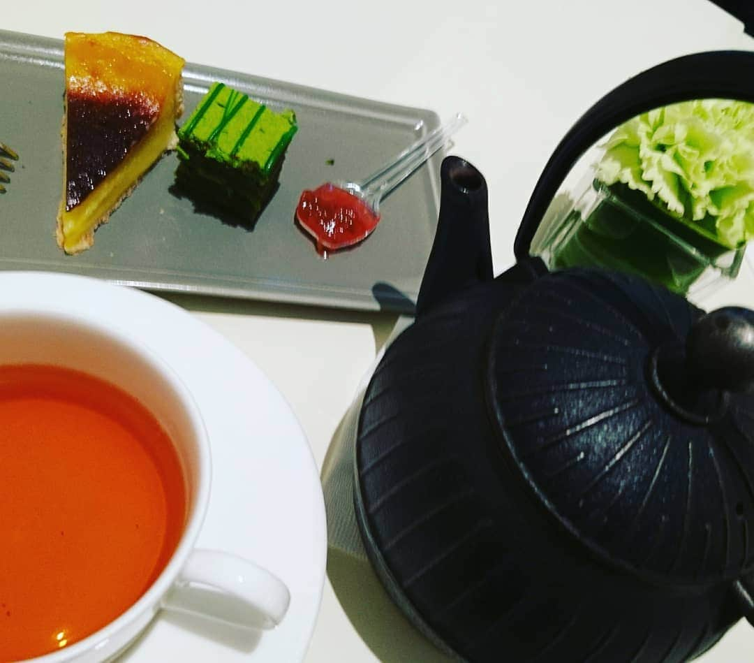 愛華みれさんのインスタグラム写真 - (愛華みれInstagram)「紅茶🍀アールグレイを、、、この鉄瓶で、、🎵  なかなか、素敵‼️  まろやかな味わい  ほっこり」2月21日 12時21分 - mireaika