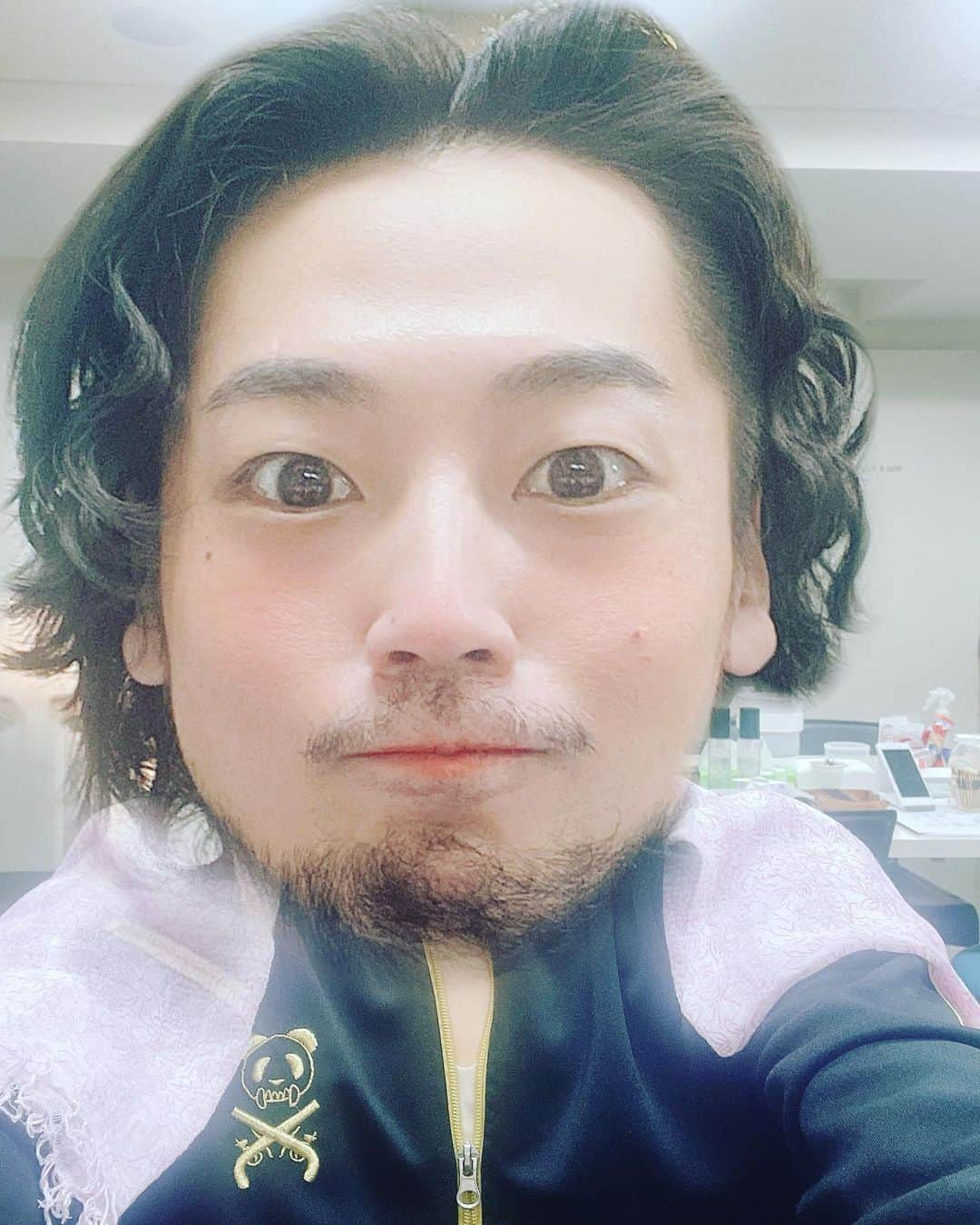 福士誠治さんのインスタグラム写真 - (福士誠治Instagram)「舞台オスロから メイク部屋でSNOWで遊ぶ福士誠治と横田栄司さん！！ 顔がでっかくなっとるぅーー笑笑 むしろ遊んでくれた笑笑  うん。 笑えた 今日も頑張ります！  #福士誠治 #横田栄司 #SNOW #オスロ #新国立劇場 #演劇 #面白い顔」2月21日 12時25分 - seiji_fukushi