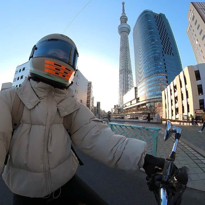 滝菜月さんのインスタグラム写真 - (滝菜月Instagram)「バイク日和☀️﻿ ﻿ 旧ヘルメットから新ヘルメットに﻿ ようやく無線を付け替えられたので﻿ 一走り行ってきました🏍﻿ 春らしいカラーリングでお気に入り...☺️﻿ ﻿ そして、﻿ 最近買った360°カメラが﻿ 物凄く良い感じでハマってます。 頭からスカイツリーが生えた。﻿ ﻿ #バイク #ツーリング #360度カメラ  #バイク女子 #バイクのある風景」2月21日 12時26分 - taki_natsuki