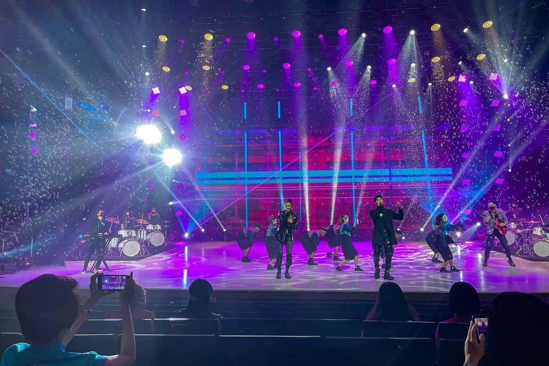 リー・シェンロンのインスタグラム：「Chingay Parade 2020 was one of our last major events before COVID-19 brought large gatherings to a halt. One year later, we still can’t hold the usual street parade. But obstacles can also be opportunities to try something new!   I was among 150 guests who watched Chingay 2021, our first-ever Digital Chingay, at the Mediacorp theatre last night. Many more tuned in on TV or via the internet. Chingay Parades of years past may have featured fancy floats and large contingents of performers. But this year’s format was refreshing and original, including more performances by members of the community, and friends from ASEAN! I applaud @pafrenz on a captivating reimagining of the show! – LHL  ([1] Photo by me; [2-5] MCI Photos by Fyrol)」