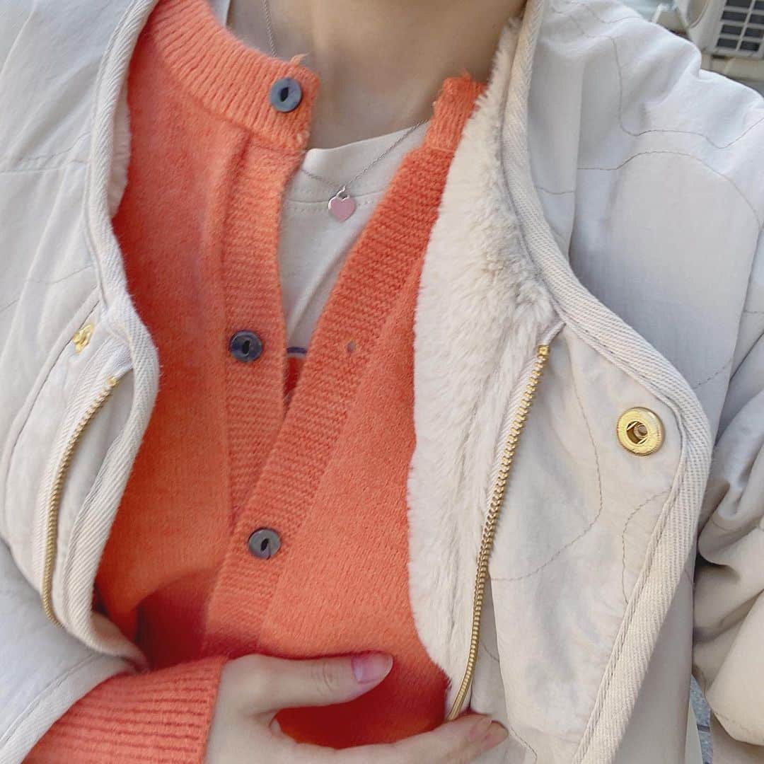 野田真実さんのインスタグラム写真 - (野田真実Instagram)「． ． ． orange🧡🍊 ． ． なかなか持ってない色な気がする カジュアルにもガーリーにも 着こなせそうなオレンジで可愛い～ ． ． 中に着てるTシャツも オレンジのロゴなのがポイント🤭 ． ． カーディガンなので 羽織として着るのも楽しみ～ ． ． #orange #オレンジ #カーディガン」2月21日 12時41分 - noda_mami_