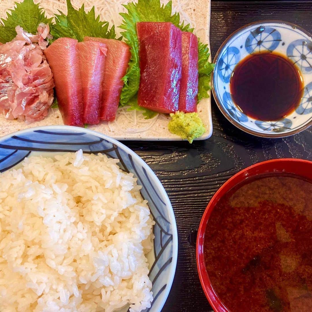 にしおかすみこさんのインスタグラム写真 - (にしおかすみこInstagram)「#刺身定食 美味しい〜✨ 刺身の口どけに酔い 米を噛み締め、味噌汁に染み入る。。 ああ、ババアになったなあと思う😚 #若い頃 そんなに、染み入ってなかった気が。。  #完食🥰 10分くらいで食べる。。 急いでないのに。。 めちゃくちゃゆっくり食べていたつもり。 ああ。もっと落ち着いた中年になりたい。。  🥬🍑『暇サラダ。花サラダ。』🥬🍑 だけのインスタも作りました。 マニアックですが、見て頂けると嬉しいです。  文章は暇サラダを作っている時に ぼんやり思っていることを改めて書かせて頂きました。  こちらから↓ぜひどうぞ✨😊✨ @hima_salad」2月21日 12時34分 - nishioka_sumiko