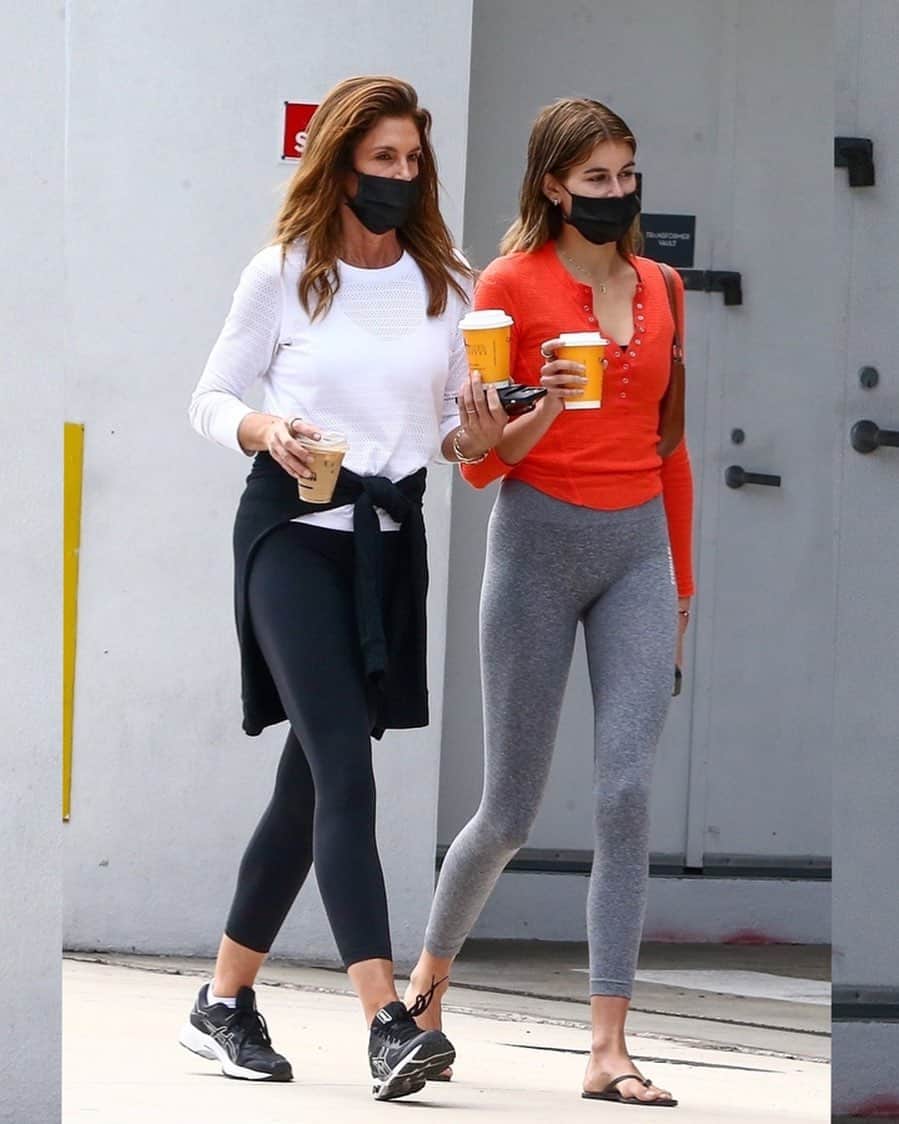 Just Jaredさんのインスタグラム写真 - (Just JaredInstagram)「Birthday girl @cindycrawford heads out on a coffee run with daughter @kaiagerber.  #CindyCrawford #KaiaGerber Photo: Backgrid」2月21日 12時37分 - justjared