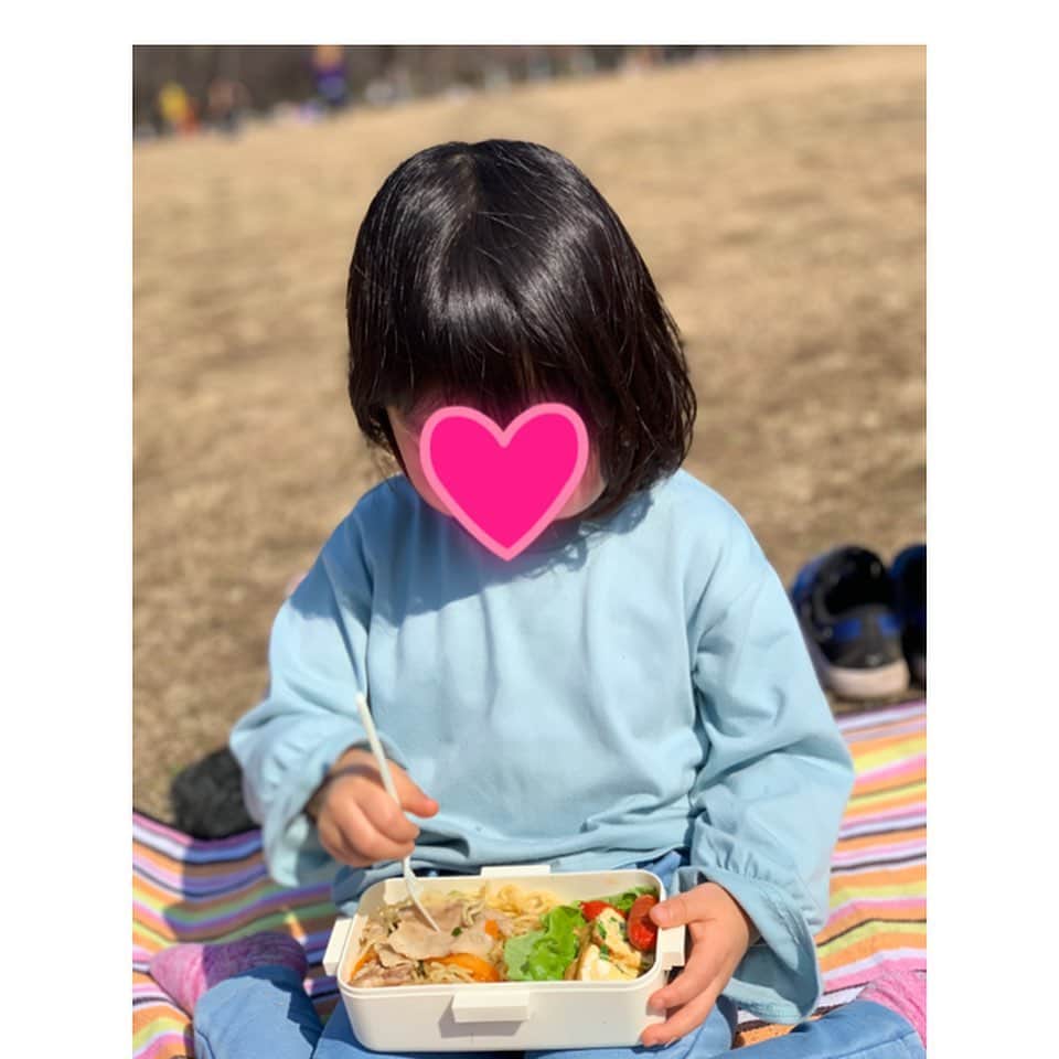 飯田圭織さんのインスタグラム写真 - (飯田圭織Instagram)「こんにちは😃いいお天気ですね🌞 お弁当持って子供達と公園へピクニックに来ました✨ お昼に食べる予定だった塩焼きそばもお弁当箱に詰めて外で食べるだけで楽しい時間です😆✨ #こんにちは #いいお天気 #お弁当  #オベンタグラム #ピクニック」2月21日 12時37分 - iidakaori.official