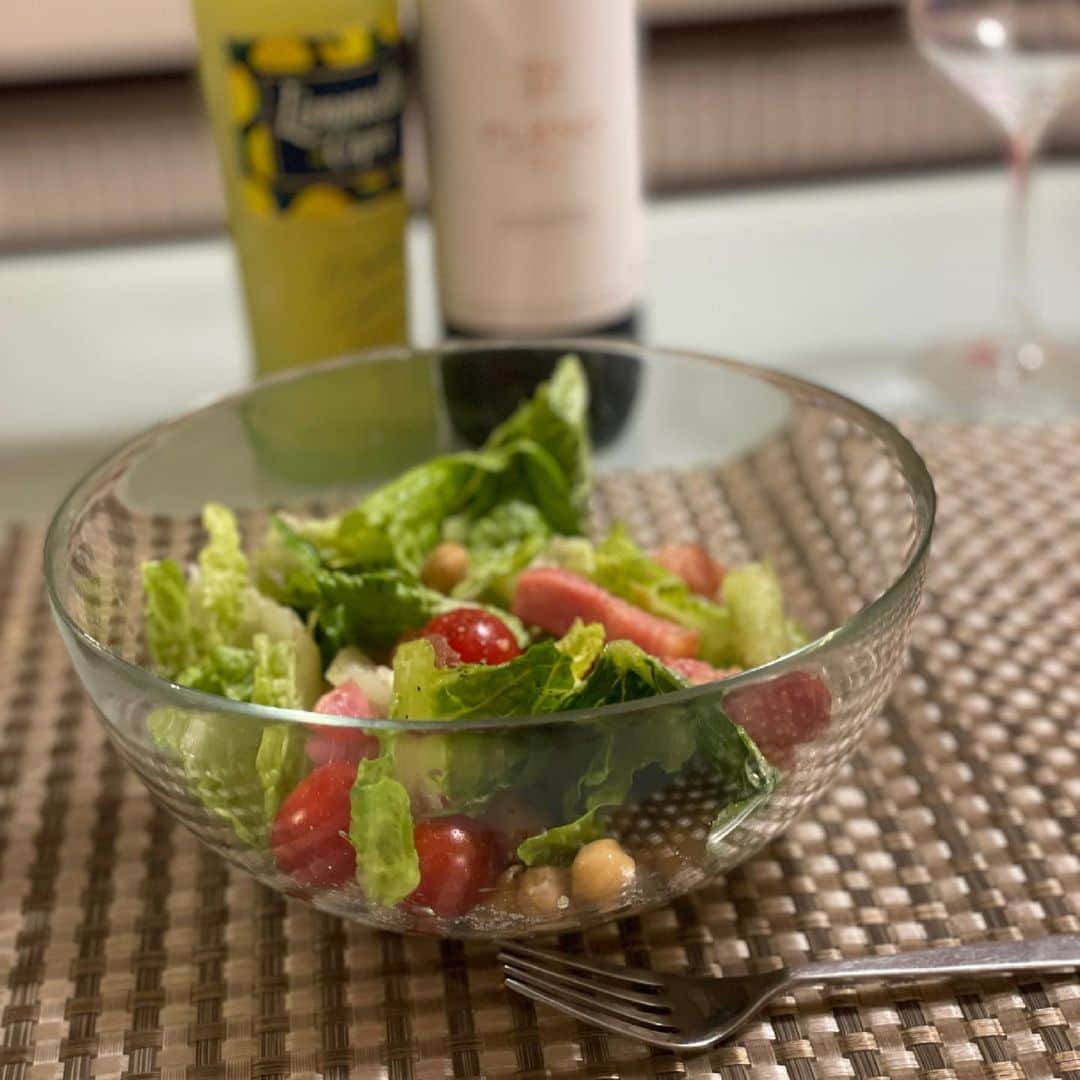 岩瀬玲のインスタグラム：「昨日の晩御飯 サラダ♥  ロメインレタスが最近のお気に入り ロメインレタスは熱に強いのでスープに入れてもいいらいしけど シャキシャキ感が好きだから サラダがいいなあ  IKEAで買ったこの透明の器が 大きさといい重さといいちょうどいい  毎日家で食べてると何食べるかもうわからない💦 ということでサラダ  #ロメインレタス #サラダ #おうちご飯」