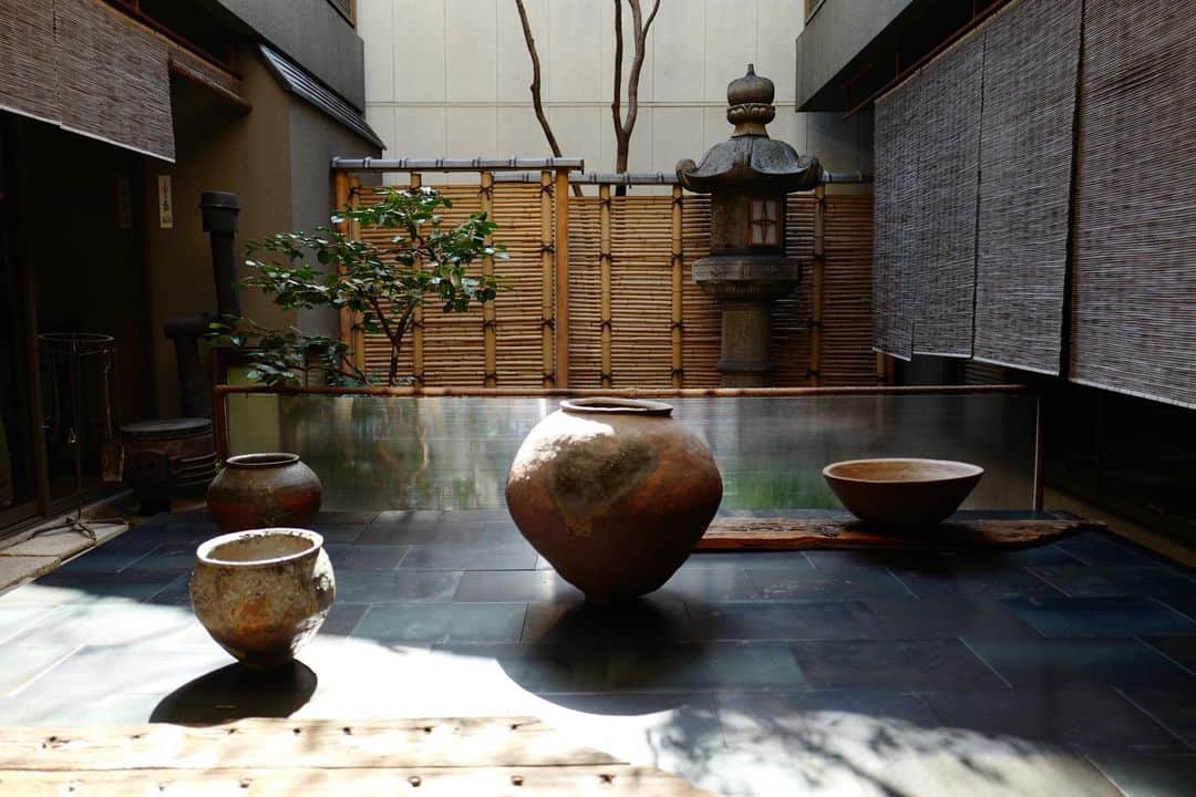 行方 久子 Hisako Namekataのインスタグラム：「. たくさんいろんなお話しを聞かせてくださるから @gallery_yds に行くのが来京の時の楽しみの1つ。  今日まで尾形アツシさん @ogataatushi の展示です。 この壺が圧巻すぎました！」