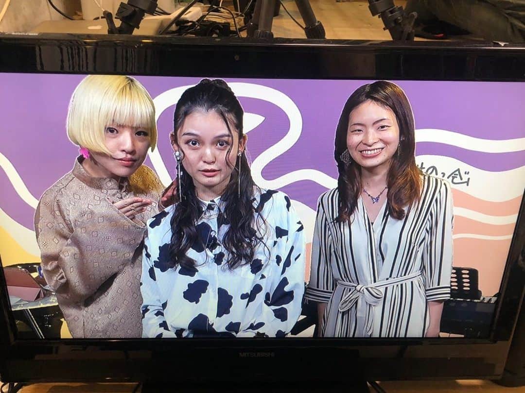 五十鈴ココのインスタグラム：「2.20 のっ会 終わりましたー🍎🍏🔥  ほたるのファンの方々と オンラインのチャット？で 交流もでき（慣れてなくてあんまり読めなくてごみん😞）  オンラインの良さって こーゆーとこでもあるなぁと 思ったりもして。  ほたる、お誕生日おめでとう。2時間ぶっ通しで お喋りして、絵を描き パワーの要る歌を沢山歌って　燃え尽きた1日だったね。  あったかいファンの方々に 囲まれて、支えられて、 キラキラと輝くほたるを 近くで見て　なんだか 友人としても誇らしい気持ちになりました。  あたしのオリジナル あおいらくだ  を歌わせていただき  あたしたちの縁が繋がるキッカケとなった  セーラームーンから  乙女のポリシーと ムーンライト伝説を デュエットして  最期はあたしがほたるに 作った  「アンテナ」を 力一杯歌ってくれて ありがとう。  サプライズしたいなぁって 思ってさ  ほたるに内緒でコソコソと ケーキ買ったんだが バレそうになったり  色々誤魔化せなくて  「ココさん、買い物って何買うの？飲むものならあるよ？」とか言うから  「いいの！いいじゃん ひとりで散歩させてよ😡」  とか言っちゃってさ笑  なんだここさん 変なのって思わせたよね ごめんね笑笑  下手くそか！あたし 改めてお祝いしよね  また早く歌いたいわ。 んじゃね(^^)」