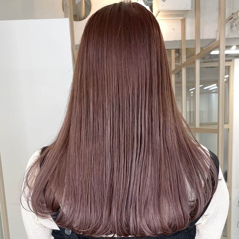 中西結梨花のインスタグラム：「春っぽくて可愛い🌸 最近の一番人気🤎チョコレート🤎 くすませすぎない、こっくりブラウン🫖 . ブラウンのカラー剤を使わずに作るので、 色落ちも黄色みが出ずに綺麗なのが💯 . 毛先半分は、細めのハイライトを2回いれてます😊 . カットラインは巻かなくても可愛い ぱつんとカット✂️ . カット+ブリーチ+カラー ¥23800 カット+ハイライト+カラー ¥22800 カット+ケアカラー+トリートメント ¥20500 . . #nakanishi_color #お洒落モテヘア #ミルクティーベージュ#チョコレートヘア #ロングヘア#ブリーチカラー#ハイライトカラー#切りっぱなしヘア#東京#東京美容室#新宿#新宿美容室」