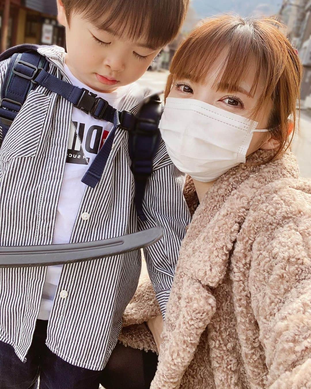 田中涼子のインスタグラム：「外歩くときは敵から守ってくれるらしく 敵は来た事ないけど、こんな幸せな散歩はいつまでも忘れたくないから記録に残しておこう🥺💕 ﻿ #4歳男の子#男の子ママ﻿ #お散歩 #子どもとお出かけ」