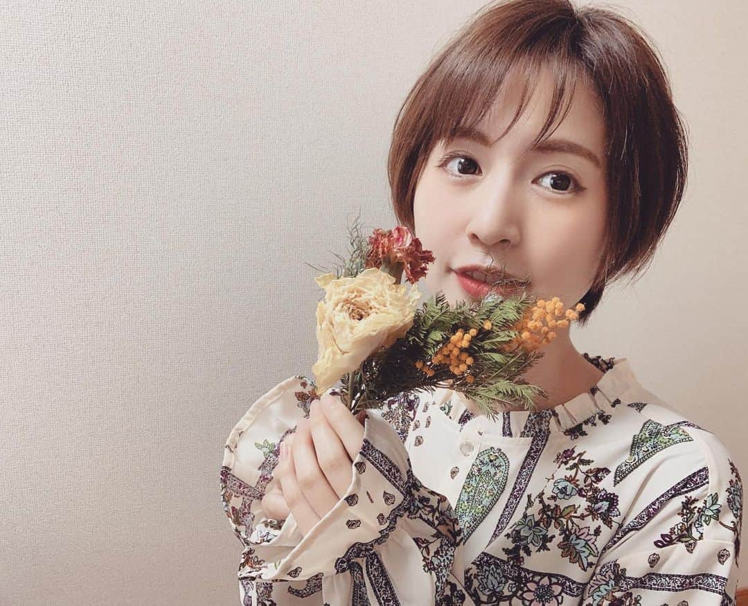 浜田真衣のインスタグラム：「マネージャーさんから貰ったお花が 良い感じのドライフラワーになった♡  ミモザ、カーネーション、ニゲラ、バラ💐  #浜田真衣 #monaカフェ #instagood  #instalike #instafashion #instapic #japanese #japan  #instadaily #instaart #花のある暮らし #花のある生活」