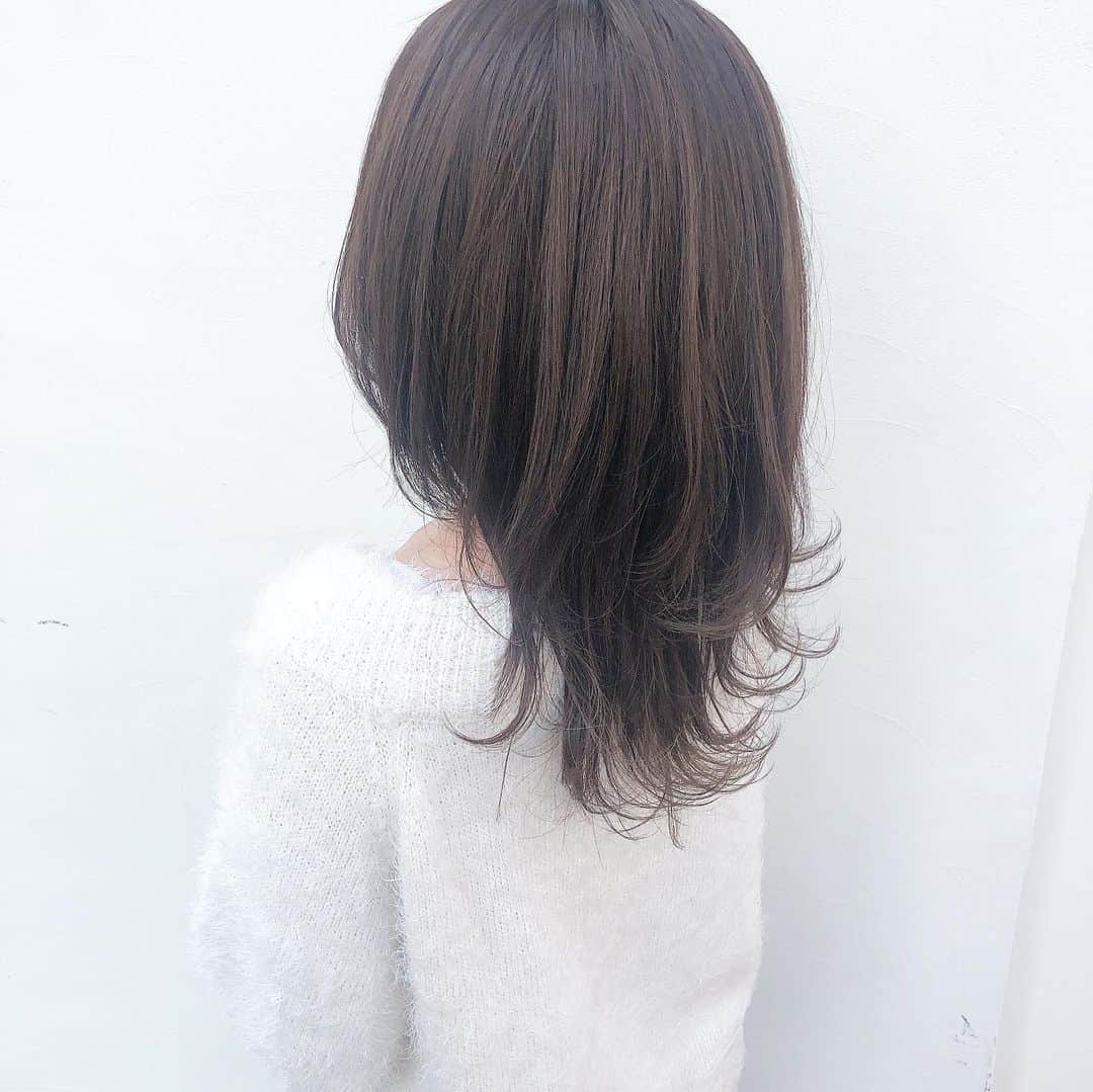 西本香澄さんのインスタグラム写真 - (西本香澄Instagram)「かすみん的、 今季の流行は#ミルクティー 私自身大好きなとてもキレイな色です🌸🌸 ミルクティーといっても様々ですが、 最近はそこまで高明度（明るいカラー）でなくても、 これくらいのミルクティー感が🙆‍♀️✨ 室内と屋外では全然見え方が違うのもまた良いです😘 ＊＊ ＊＊ ちょっとしっかり悩んで、 ご新規様のご予約制限を かけさせていただくことになりました🌸🌸 今、ホットペッパーは、 ２回目以上ご来店の方用のクーポンばっかりになってます🌸🌸 またご新規様も ご来店いただけるように なりますので、 しばらく２回目以降のお客様のみのご予約とさせていただきます🌷 よろしくお願いします🙇‍♀️ ＊＊ ＊＊ #ミルクティーベージュ #淀川区の美容室 #ミモリヘアー #阪急神戸線 #神崎川駅徒歩3分 #神崎川　#神崎川駅　#淀川区 #淀川区美容室　#神崎川美容室 #ヘアケアサロン　#ツヤ髪 #髪質改善 #髪質改善トリートメント #髪質改善メニュー #トリートメント #トリートメント大阪 #三国　#加島　#尼崎　#豊中」2月21日 12時53分 - kasumin_hair