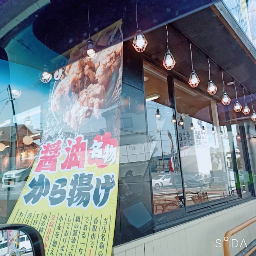 松本隆博のインスタグラム：「。 店内で食べれると思って 立ち寄ったけれど、今は 持ち帰り専門という事で、 車内で食べます(^_^)(^-^) 最近、車内が心地よいのだ。 、、慣れてきた、我が家の様。  ここで一句！  立って半畳… 寝て1畳で… 暮らすは軽四…」