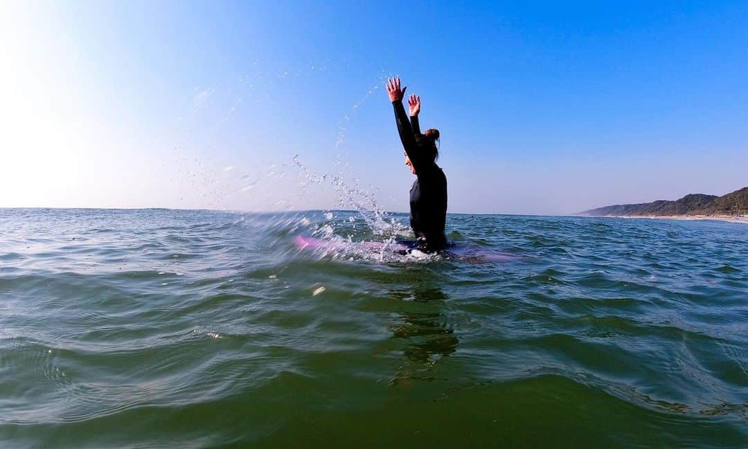 金子藍さんのインスタグラム写真 - (金子藍Instagram)「海の中で水を触れる感覚  今朝の瞑想🧘‍♀️で 手の平で母なる大地を感じてみましょうと 暖かったのでグローブを脱ぎ去り思う存分に水の感覚、太陽を感じながらサーフィン  グローブをすると水の感覚がなく水をかいても不思議な感覚になってしまうよね　  今日という唯一無二の1日を大切に過ごします @okasaya  @mother_leader2021   #surf #サーフィン #伊良湖 #豊橋 #osmoaction #ailasurfboards #瞑想 #meditation #アーユルヴェーダ」2月21日 12時57分 - aikaneko_surf