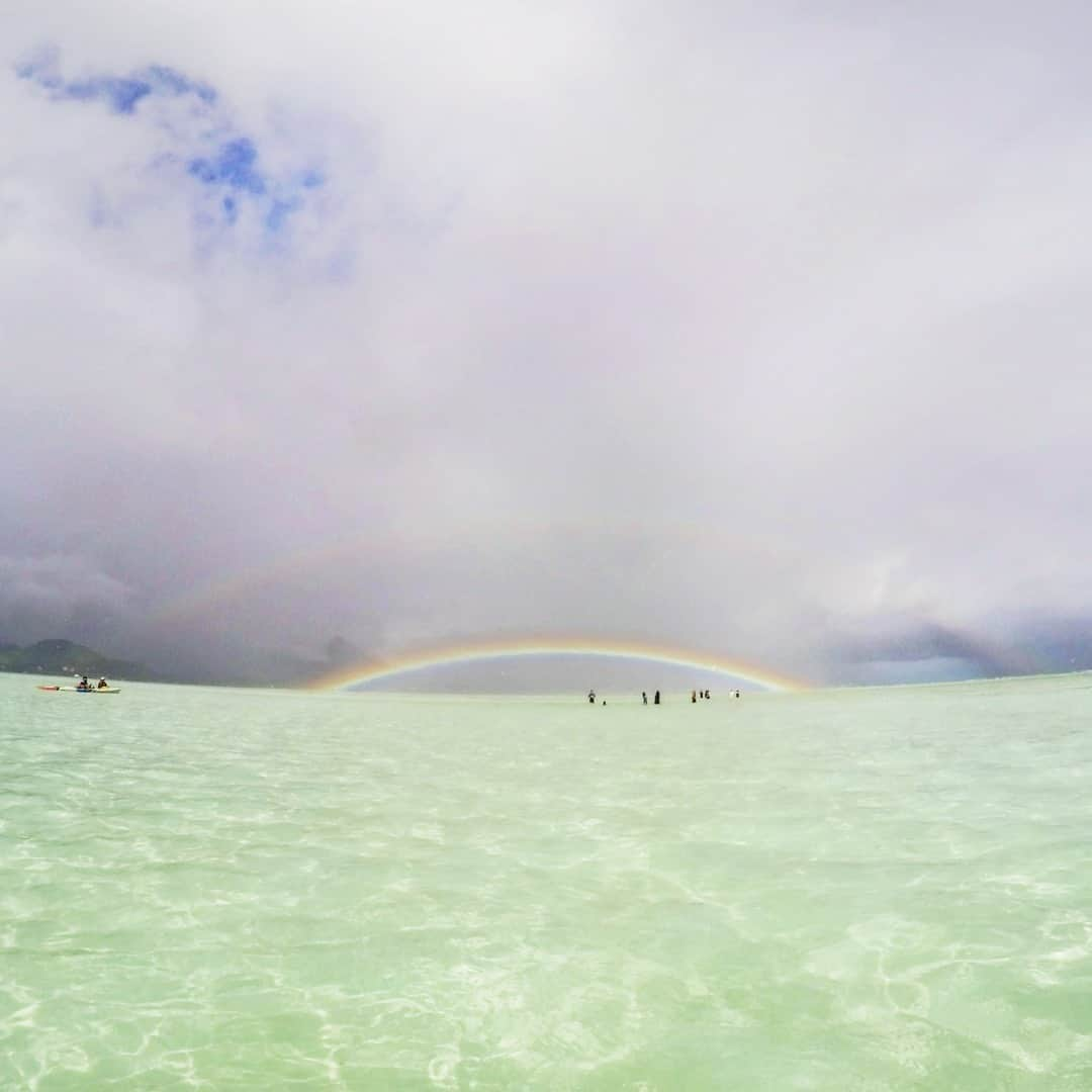 Luxury Cruise by Captain Bruceのインスタグラム：「ダブルレインボウ🌈🌈⁠ ⁠ カネオヘは雨が多いのですが、一日中降ることは滅多にありません（＝たまにはあります）。⁠ ⁠ どっさーっと降ったと思えば、ぴたっと晴天。⁠ こちらは晴れであちらは豪雨。⁠ ⁠ 雨と晴れの境界がはっきり見えたりと、そんな景色を見ると、ちょっとハッしてしまいます。⁠ ⁠ ⁠⁠ #captainbruce 🌦️ #kaneohesandbar #hawaii #oahu #fun #explorehawaii #ahuolaka #ahuihou #ocean #rainbow #island #aloha #havealohawilltravel #hawaiiinstagram #キャプテンブルース #天国の海ツアー #天国の海 #サンドバーツアー #アフオラカ #虹 #オアフ島 #絶景 #海」