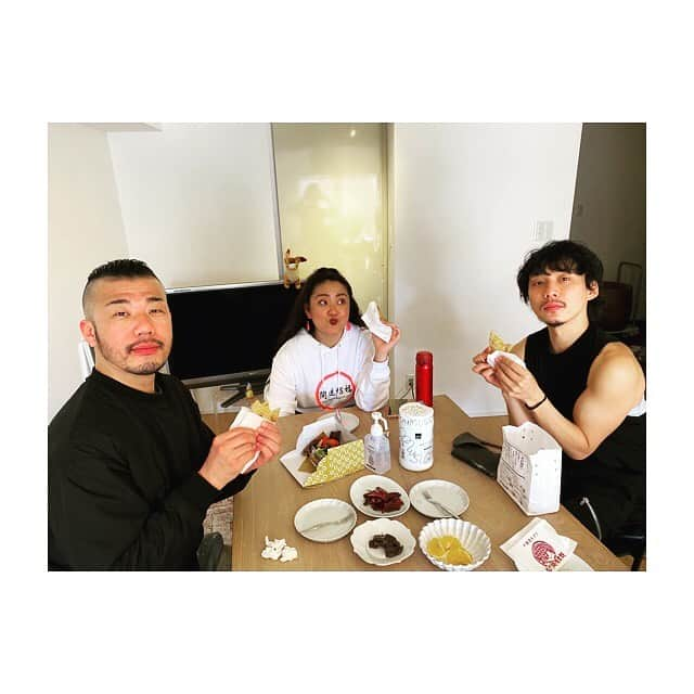 JONTEさんのインスタグラム写真 - (JONTEInstagram)「前回呼んでいただいときに次のゲストはSHUNさん言うから赤飯炊いて行かなと思い、お邪魔させていただきました(^^) サプライズでもあったので、内緒にしておりましたのでシュンさんのビックリした顔、最高でした笑 驚き過ぎると動けなくなるんですね(^^) いただきました📸 最後は叔母ショットで🎶  告知できなかったjontetv第4回目もぜひ🎶  #maru  #shun #ronron #jontetv #jtv」2月21日 13時04分 - jtfav