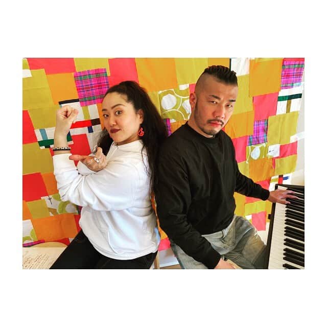 JONTEさんのインスタグラム写真 - (JONTEInstagram)「前回呼んでいただいときに次のゲストはSHUNさん言うから赤飯炊いて行かなと思い、お邪魔させていただきました(^^) サプライズでもあったので、内緒にしておりましたのでシュンさんのビックリした顔、最高でした笑 驚き過ぎると動けなくなるんですね(^^) いただきました📸 最後は叔母ショットで🎶  告知できなかったjontetv第4回目もぜひ🎶  #maru  #shun #ronron #jontetv #jtv」2月21日 13時04分 - jtfav