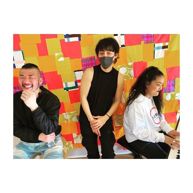 JONTEさんのインスタグラム写真 - (JONTEInstagram)「前回呼んでいただいときに次のゲストはSHUNさん言うから赤飯炊いて行かなと思い、お邪魔させていただきました(^^) サプライズでもあったので、内緒にしておりましたのでシュンさんのビックリした顔、最高でした笑 驚き過ぎると動けなくなるんですね(^^) いただきました📸 最後は叔母ショットで🎶  告知できなかったjontetv第4回目もぜひ🎶  #maru  #shun #ronron #jontetv #jtv」2月21日 13時04分 - jtfav