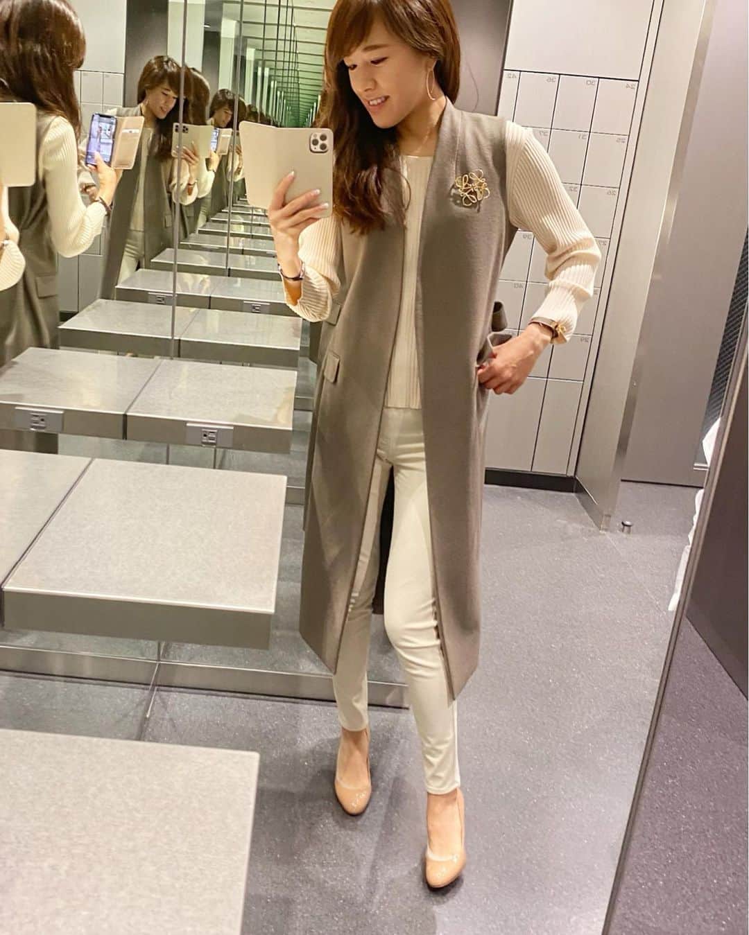 堤友香のインスタグラム：「. 昨日の仕事服👗  ﻿ジレ好き。  秋からずっと着ていて お気に入りのジレ。  カチッとした 仕事着にも使えるし  春夏もタンクトップやTシャツで 合わせられるのでコスパ良いです👏  #ユナイテッドアローズ #loewe #ロエベ #mizukijewelry  #christianlouboutin  #ユニクロ #ユニクロコーデ  #セントフォース #アナウンサー #アナウンサー衣装 #ワンキャリアライブ #ワンキャリアスーパーライブ   #顔タイプ診断 #顔タイプ #顔タイプキュート #イメージコンサルタント  #顔タイプ診断東京 #パーソナルカラー診断 #パーソナルカラー診断東京 #骨格診断東京」