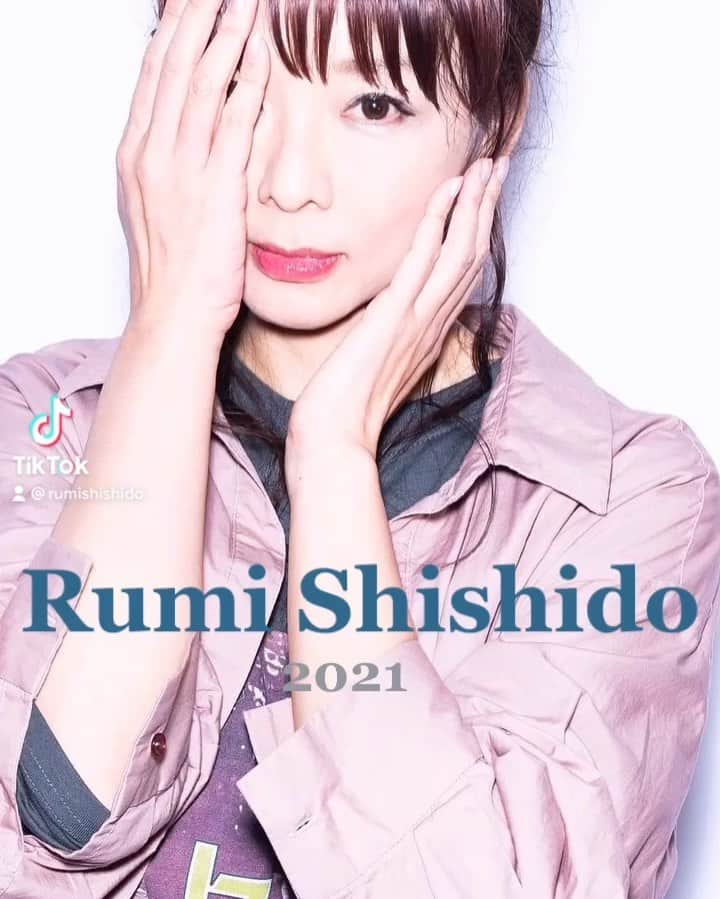 宍戸留美のインスタグラム：「#初投稿 #TIKTOK #自分の #音源がいっぱいあった #動画 #踊らないと思う #MV #japanesemusic #howtolove #english #2021」