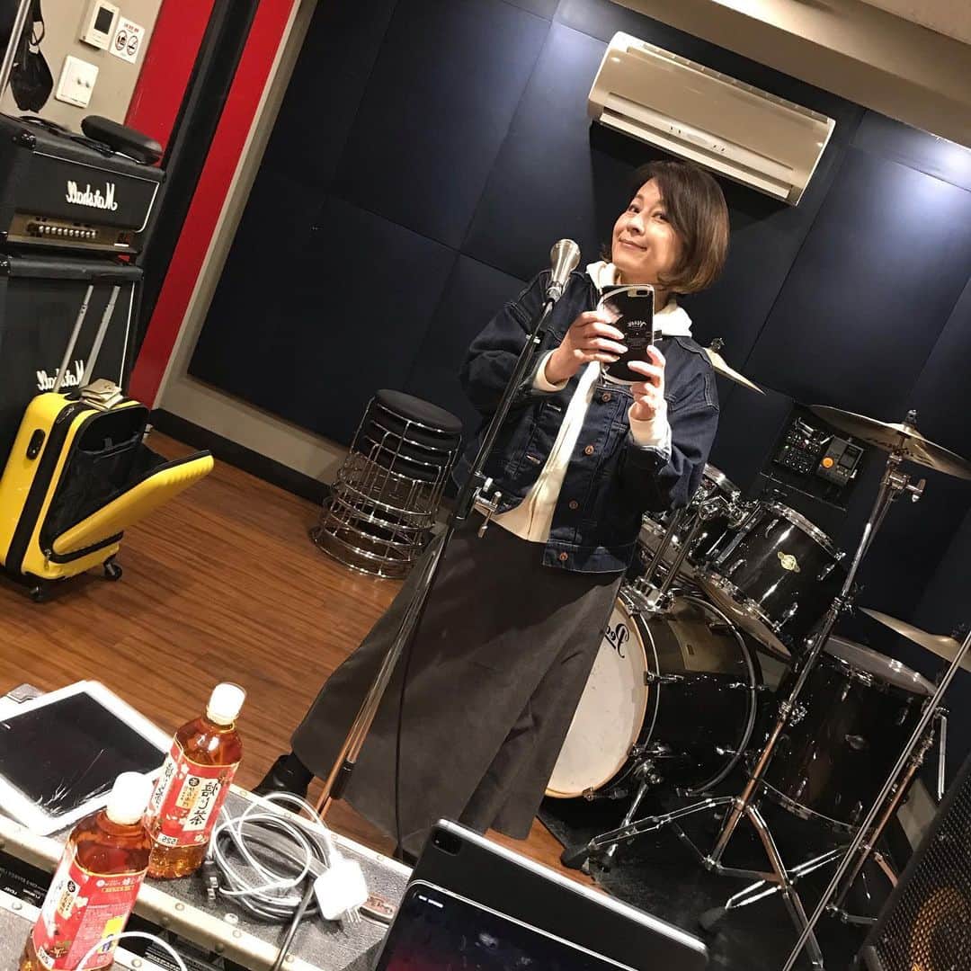 岡まゆみのインスタグラム：「コツコツコツコツ練習あるのみ‼️4月22日六本木アルフィーです❗️遊びに来て下さいねー♬詳細はもう少しお待ち下さいね♪#練習#六本木アルフィー#LIVE#岡まゆみ」