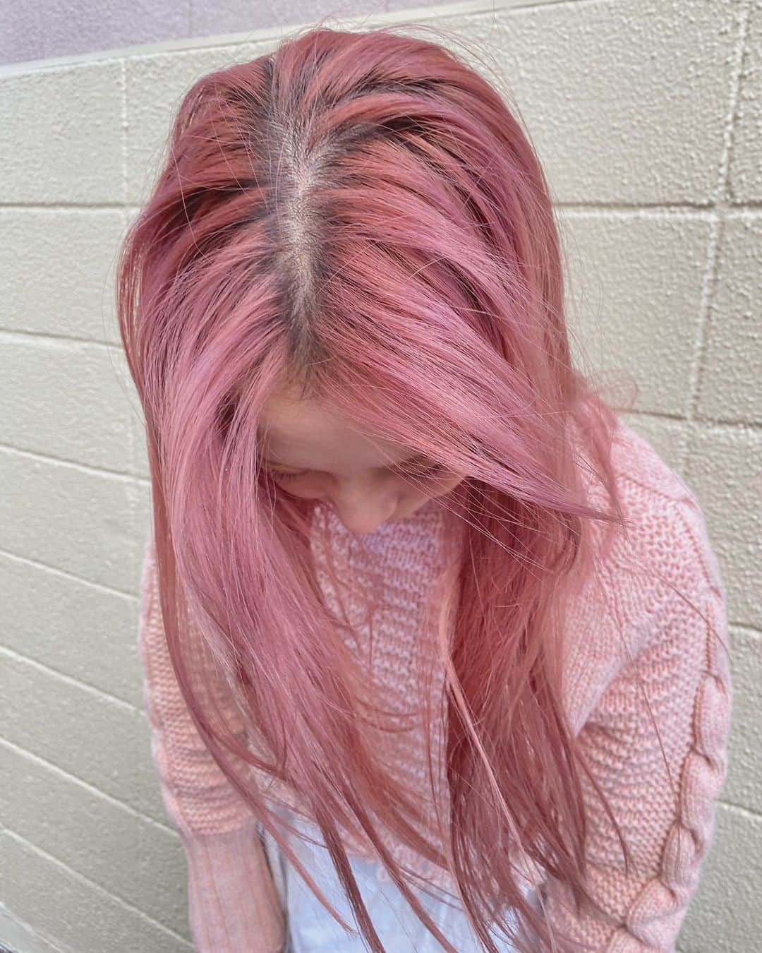 目見田早弥子のインスタグラム：「🌸🍑🎀💞 カラーしました! 相も変わらずおpinkです◎ 産後の抜け毛で分け目が薄ぅくなってますが、 これも私のリアルなのでご愛嬌..🥲👌🏻 暖かくなってきたので パッと明るいpinkのきぶん💕」