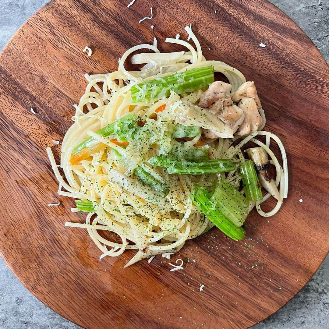 土肥ポン太のインスタグラム：「八尾若ごぼうと鶏肉のパスタ🍝これからがシーズンの若ごぼう♬使い勝手が良い野菜です👍 #パスタ#野菜#若ごぼう#pasta#vegetable #salad #salada #salads #saladlove #saladlover #saladlife #saladporn #saladdays #saladtime #food #foodporn #foodie #foodstagram #foodasia #サラダ #サラダ部 #サラダチキン #サラダランチ  #サラダ好き #サラダ大好き #サラダ生活 #サラダプレート #美味しい #健康 #ダイエット #salad #salada #salads #saladlove #saladlover #saladlife #saladporn #saladdays #saladtime #food #foodporn #foodie #foodstagram #foodasia」