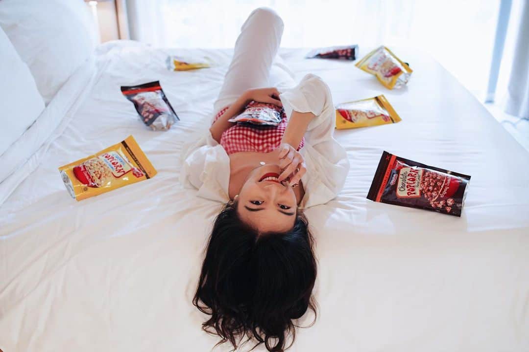 ガブリエラ・マルガレット・ワラオーのインスタグラム：「Karena akhir-akhir ini banyak kegiatan, aku jadi restock banyak Oishi Popcorn buat bikin makin semangat dan naikin mood aku❤️❤️ Rasanya tuh bener-bener #extraOISHInary bangettt, kalian jangan lupa cobain ya!  Jangan lupa juga untuk cek @oishi.id karena lagi ada kontes dan kalian bisa dapatkan 1 BOX OISHI dari kontes tersebut! Jangan sampai ketinggalan karena tinggal 1 hari lagi!!  Have a nice day!  #OISHI_ID #oishi #oishipopcorn #popcorncaramel #popcorncokelat」